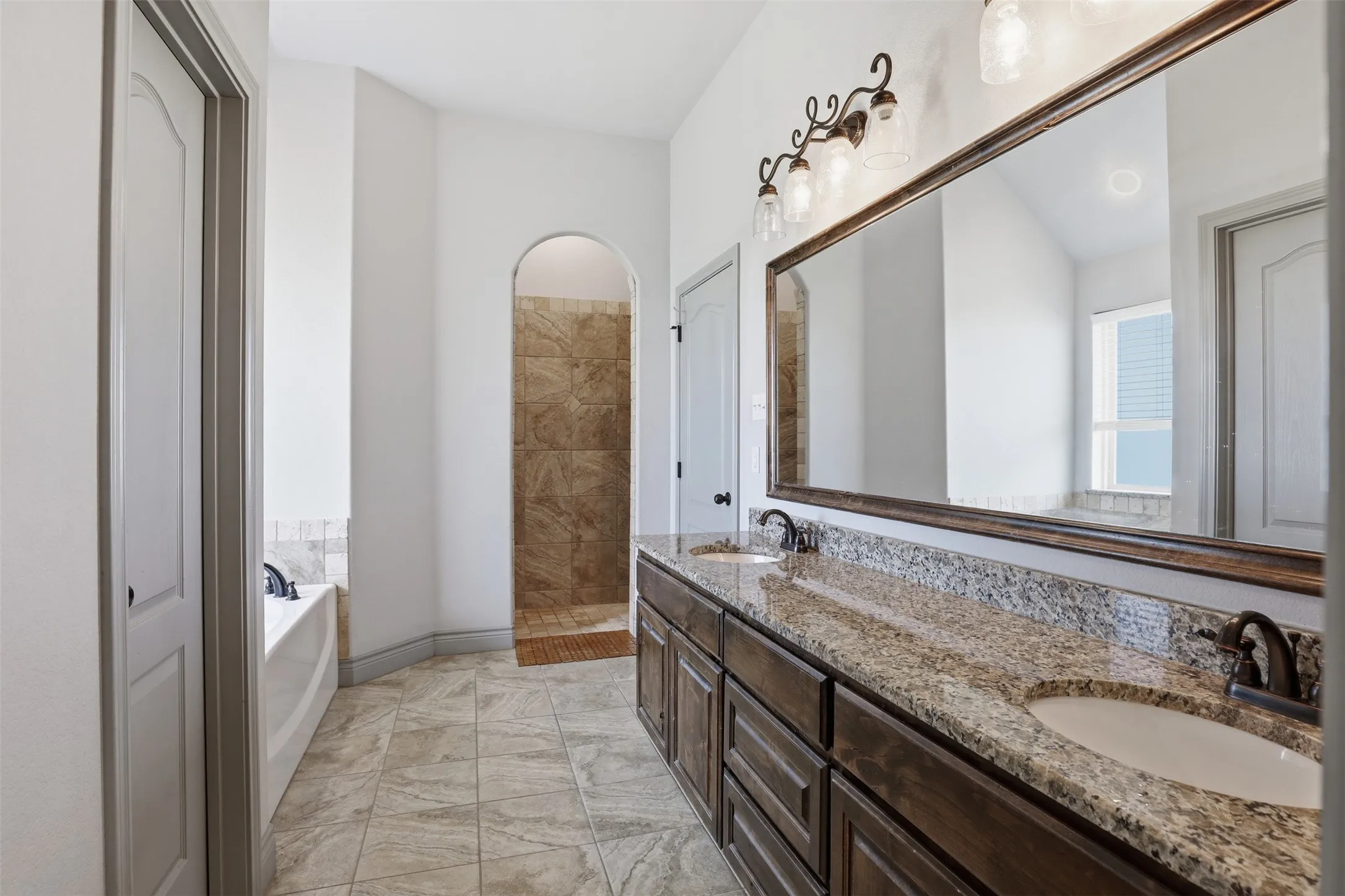 Single Family Residence For Sale in Parker County , 115 Mike Thornton Court, Weatherford, Texas 76088, 3 Bedroom, 3 Bathroom, 3 Garage spaces, 2,307 Sqft, built in 2018, mls#21280018, Real Estate Agent in Weatherford, Homes For Sale in Parker county, Homes For Sale in Weatherford, Realtor in Weatherford Texas, Real Estate Brokerage Independent Realty Texas, Luminita Cordes Realtor