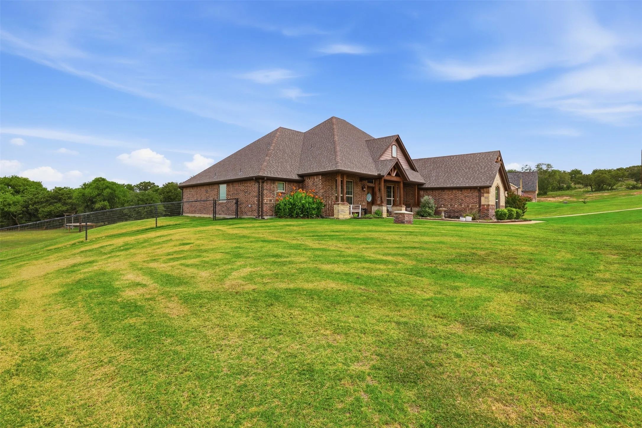 Single Family Residence For Sale in Parker County , 115 Mike Thornton Court, Weatherford, Texas 76088, 3 Bedroom, 3 Bathroom, 3 Garage spaces, 2,307 Sqft, built in 2018, mls#21280018, Real Estate Agent in Weatherford, Homes For Sale in Parker county, Homes For Sale in Weatherford, Realtor in Weatherford Texas, Real Estate Brokerage Independent Realty Texas, Luminita Cordes Realtor