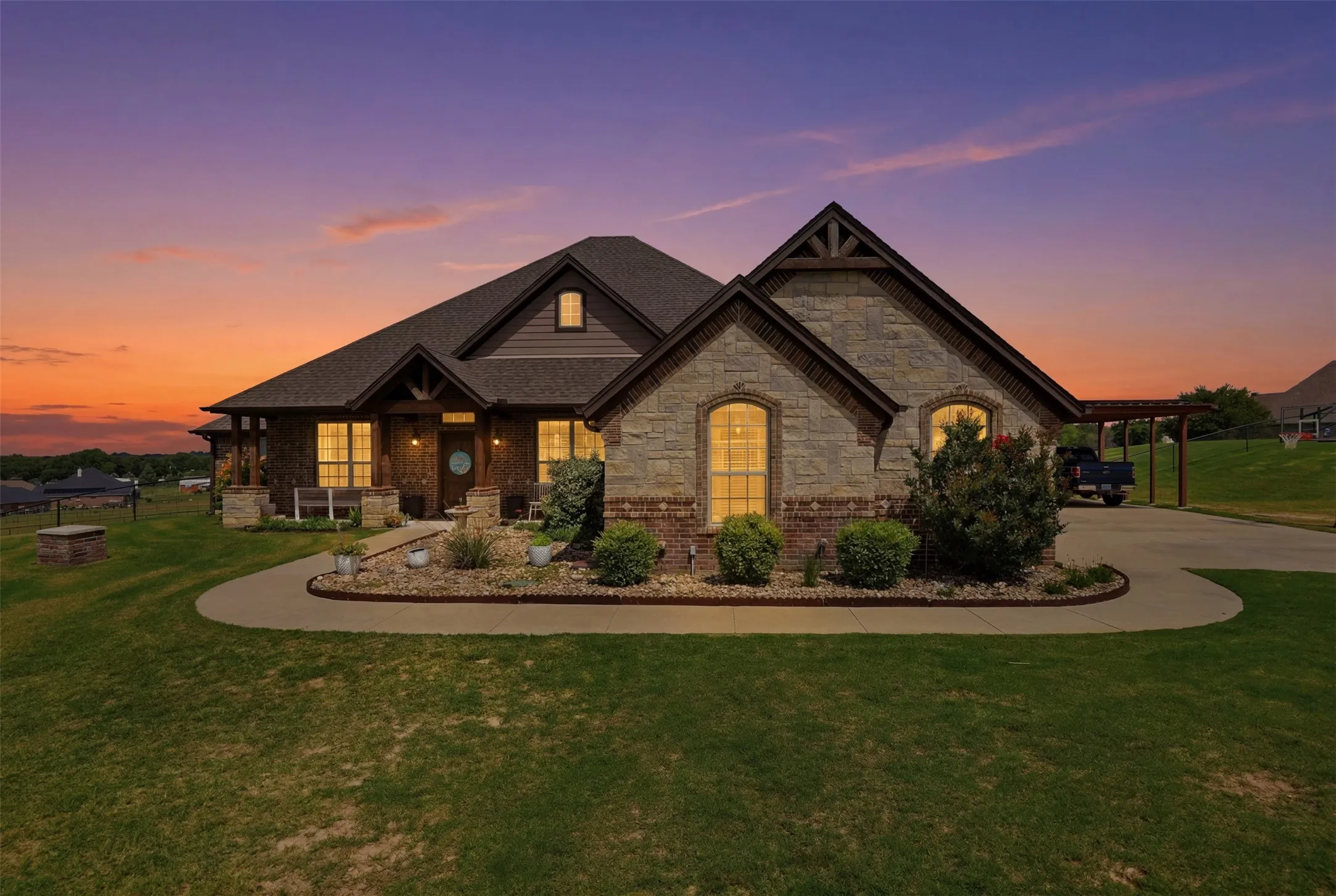 Single Family Residence For Sale in Parker County , 115 Mike Thornton Court, Weatherford, Texas 76088, 3 Bedroom, 3 Bathroom, 3 Garage spaces, 2,307 Sqft, built in 2018, mls#21280018, Real Estate Agent in Weatherford, Homes For Sale in Parker county, Homes For Sale in Weatherford, Realtor in Weatherford Texas, Real Estate Brokerage Independent Realty Texas, Luminita Cordes Realtor