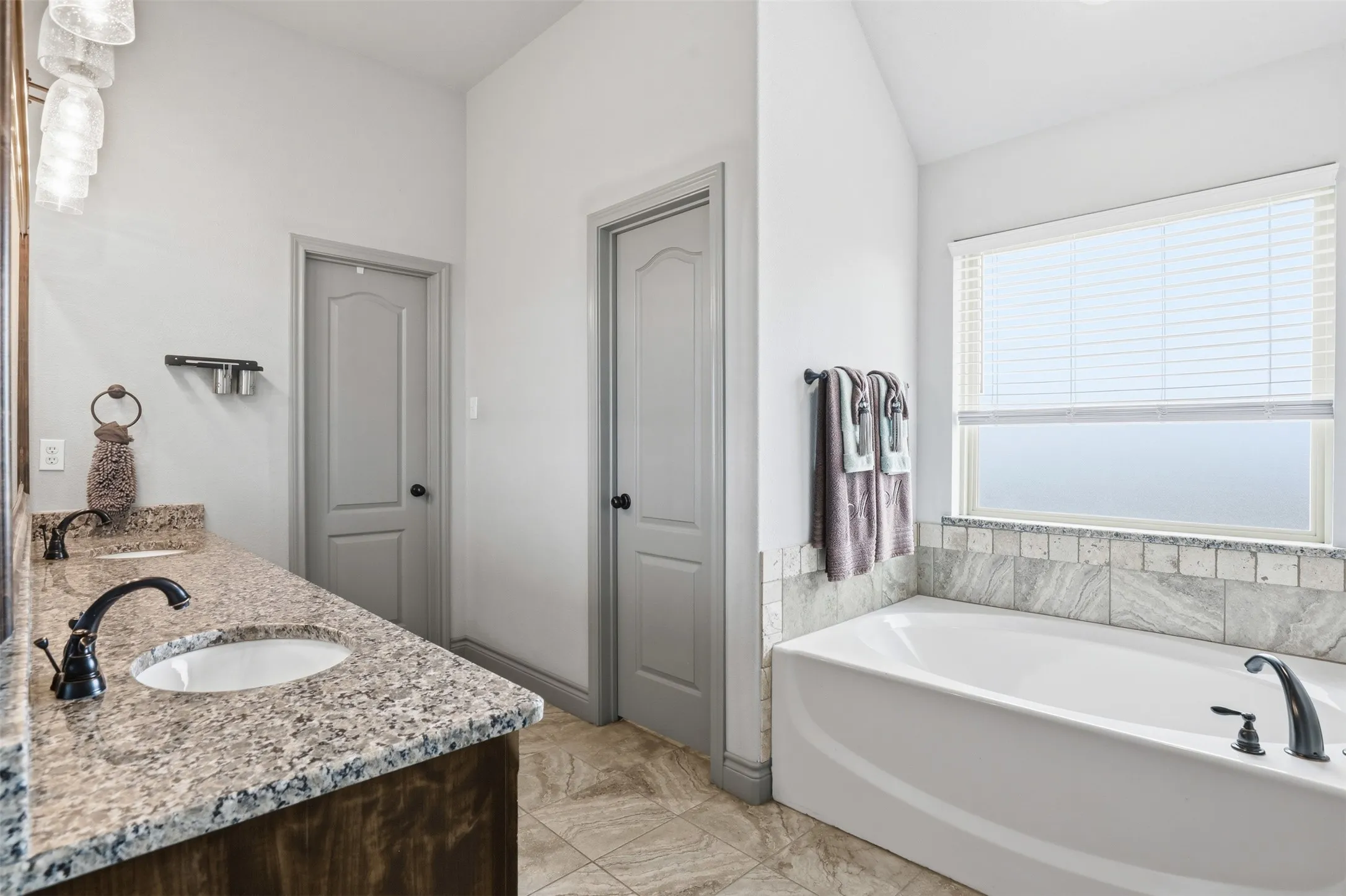 Single Family Residence For Sale in Parker County , 115 Mike Thornton Court, Weatherford, Texas 76088, 3 Bedroom, 3 Bathroom, 3 Garage spaces, 2,307 Sqft, built in 2018, mls#21280018, Real Estate Agent in Weatherford, Homes For Sale in Parker county, Homes For Sale in Weatherford, Realtor in Weatherford Texas, Real Estate Brokerage Independent Realty Texas, Luminita Cordes Realtor