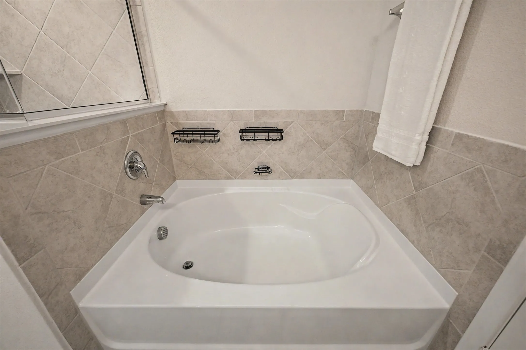 Single Family Residence For Sale in Tarrant County , 8116 Branch Hollow Trail, Fort Worth, Texas 76123, 4 Bedrooms, 3 Bathrooms, 2 Garage spaces, 2,183 Sqft, built in 2021, Price $320,000, mls#21279755, Real Estate Agent in Fort Worth, Homes For Sale in Tarrant county, Homes For Sale in Fort Worth, Realtor in Fort Worth Texas, Real Estate Brokerage Independent Realty Texas, Luminita Cordes Realtor