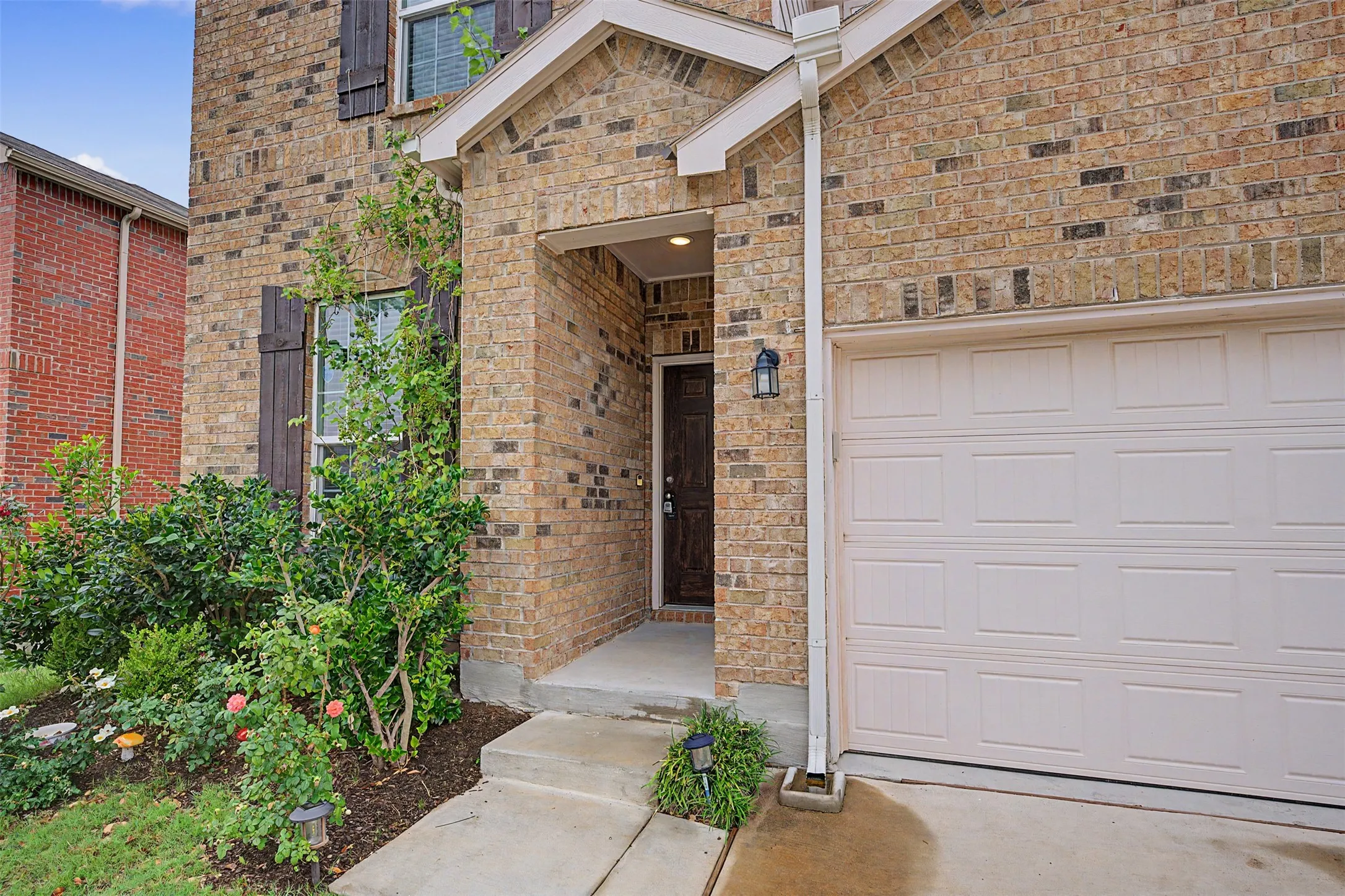 Single Family Residence For Sale in Tarrant County , 8116 Branch Hollow Trail, Fort Worth, Texas 76123, 4 Bedrooms, 3 Bathrooms, 2 Garage spaces, 2,183 Sqft, built in 2021, Price $320,000, mls#21279755, Real Estate Agent in Fort Worth, Homes For Sale in Tarrant county, Homes For Sale in Fort Worth, Realtor in Fort Worth Texas, Real Estate Brokerage Independent Realty Texas, Luminita Cordes Realtor