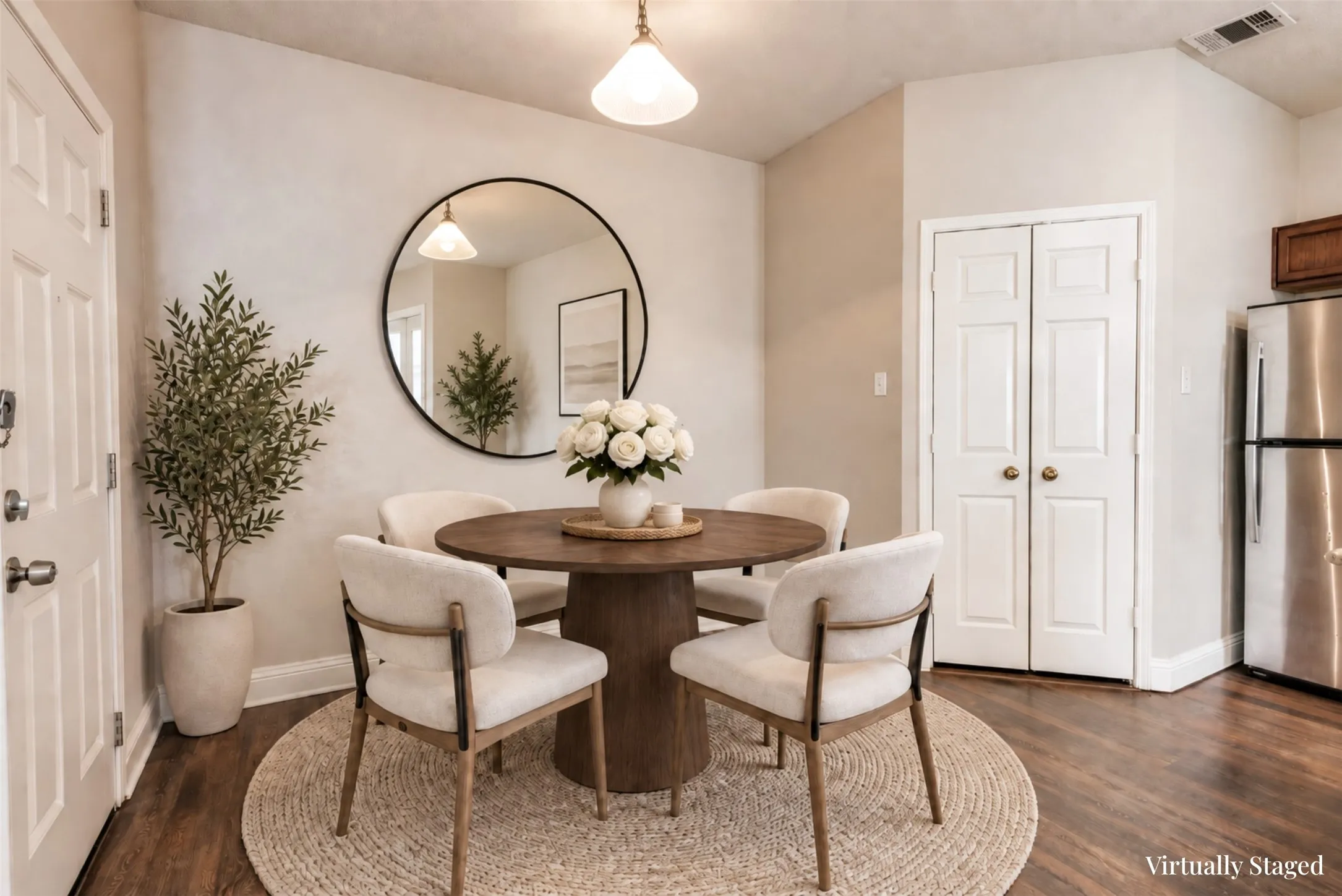 Single Family Residence For Sale in Dallas County , 2416 Redfield Drive, Mesquite, Texas 75181, 5 Bedroom, 3 Bathroom, 2 Garage spaces, 2,470 Sqft, built in 1998, mls#21278583, Real Estate Agent in Mesquite, Homes For Sale in Dallas county, Homes For Sale in Mesquite, Realtor in Mesquite Texas, Real Estate Brokerage Independent Realty Texas, Luminita Cordes Realtor