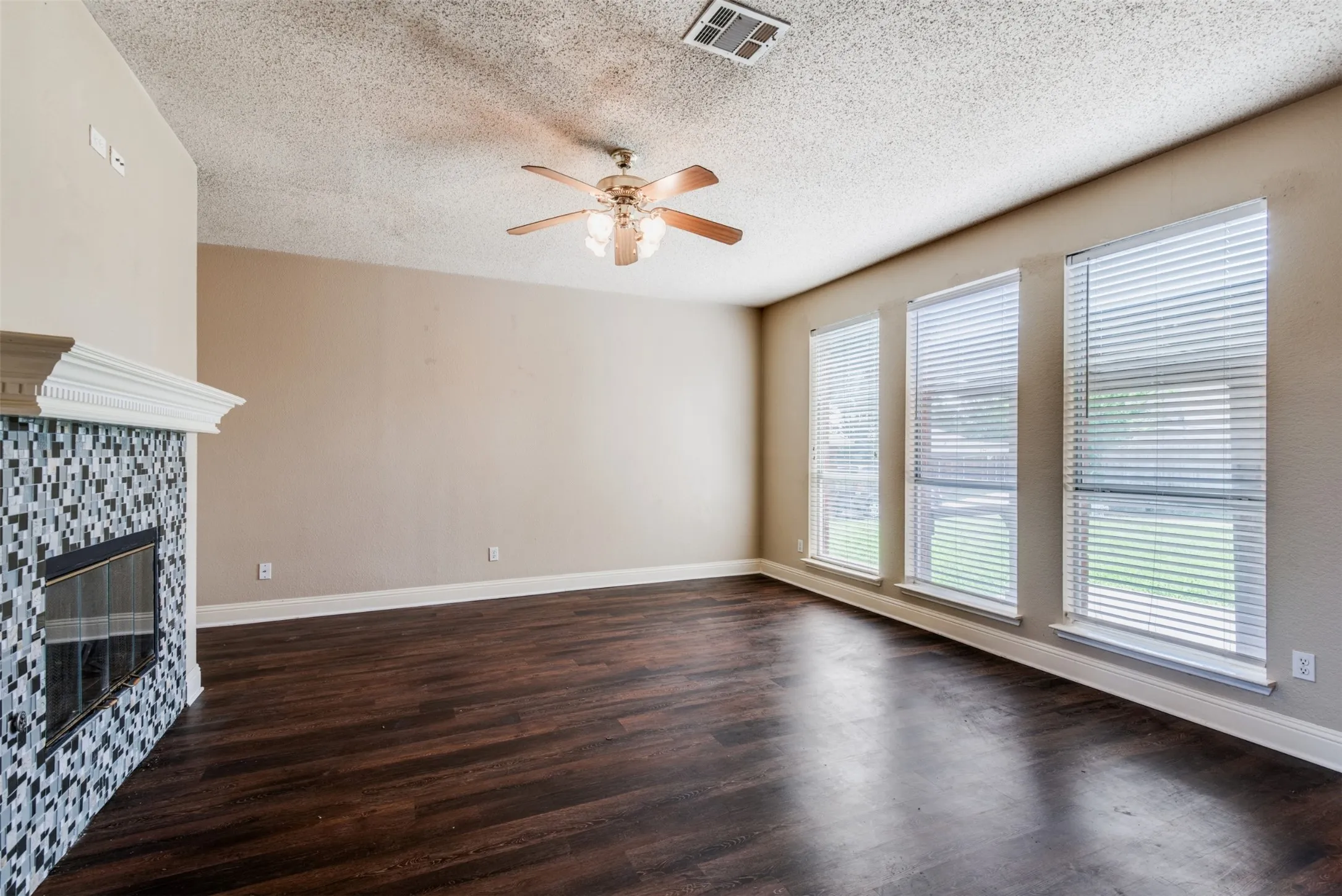 Single Family Residence For Sale in Dallas County , 2416 Redfield Drive, Mesquite, Texas 75181, 5 Bedroom, 3 Bathroom, 2 Garage spaces, 2,470 Sqft, built in 1998, mls#21278583, Real Estate Agent in Mesquite, Homes For Sale in Dallas county, Homes For Sale in Mesquite, Realtor in Mesquite Texas, Real Estate Brokerage Independent Realty Texas, Luminita Cordes Realtor