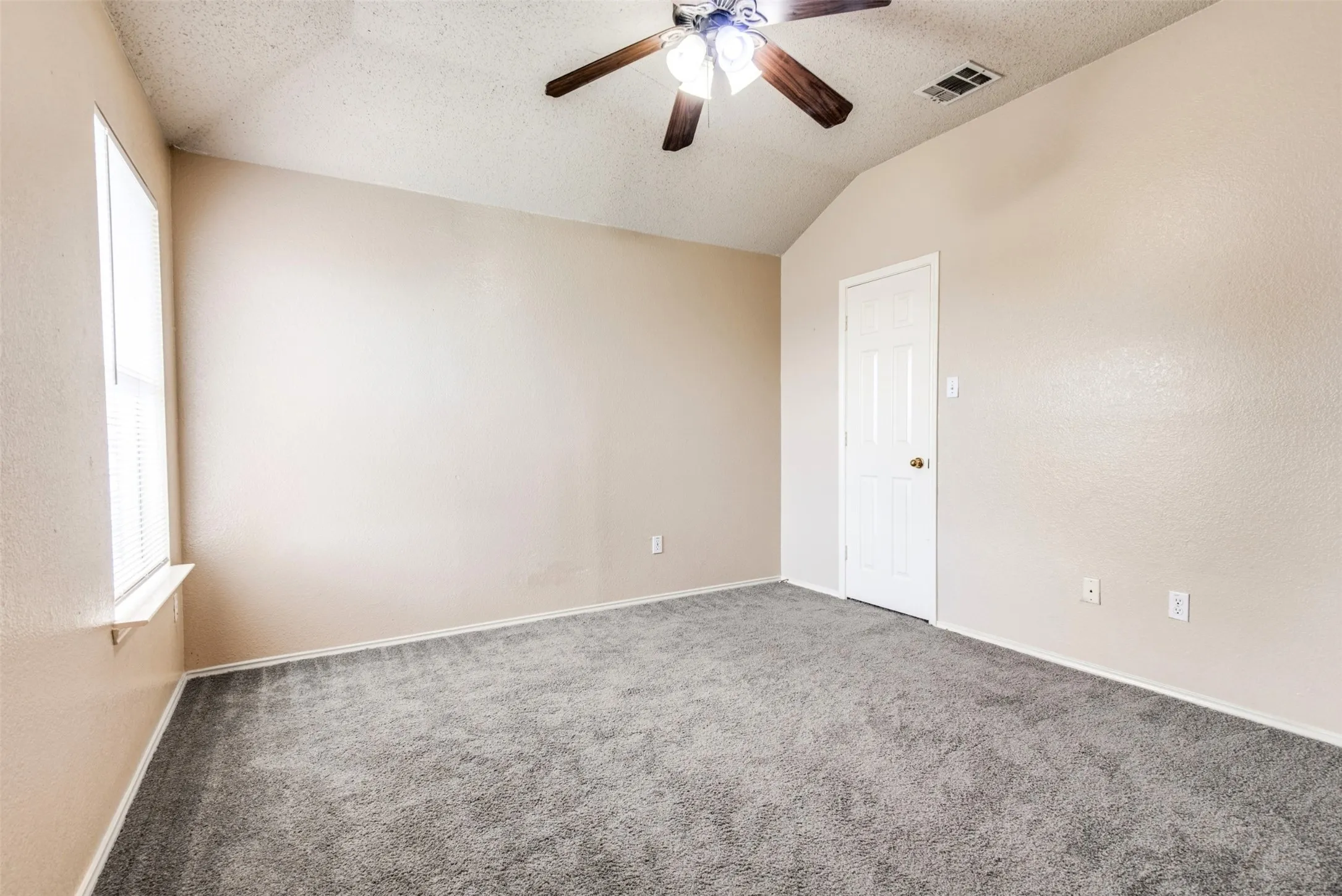 Single Family Residence For Sale in Dallas County , 2416 Redfield Drive, Mesquite, Texas 75181, 5 Bedroom, 3 Bathroom, 2 Garage spaces, 2,470 Sqft, built in 1998, mls#21278583, Real Estate Agent in Mesquite, Homes For Sale in Dallas county, Homes For Sale in Mesquite, Realtor in Mesquite Texas, Real Estate Brokerage Independent Realty Texas, Luminita Cordes Realtor