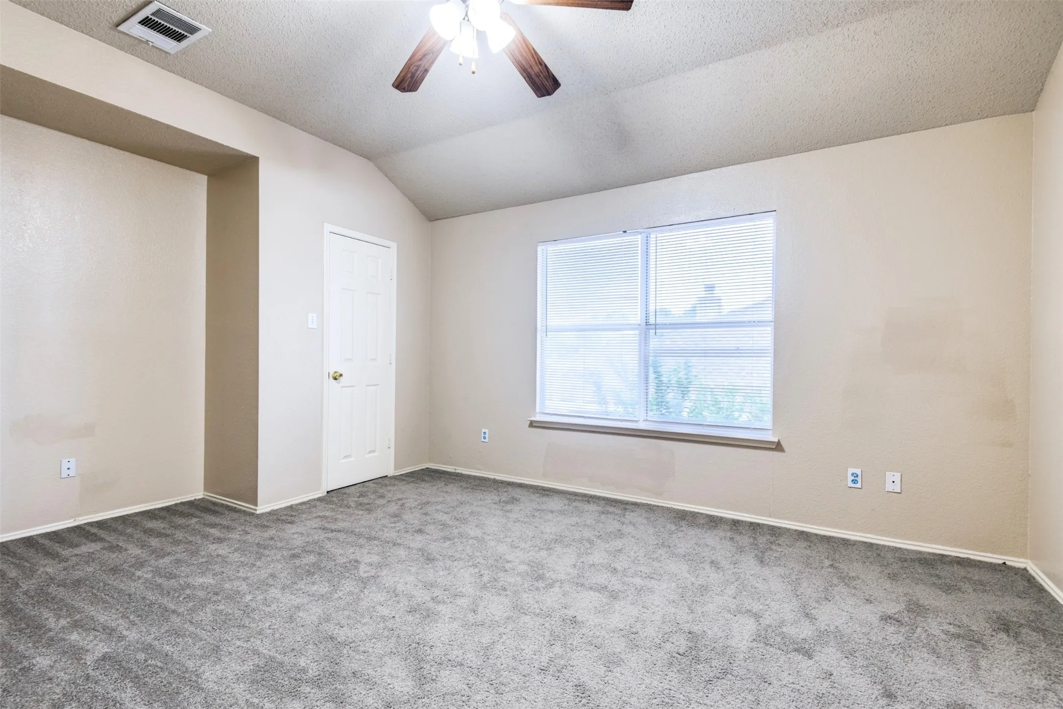 Single Family Residence For Sale in Dallas County , 2416 Redfield Drive, Mesquite, Texas 75181, 5 Bedroom, 3 Bathroom, 2 Garage spaces, 2,470 Sqft, built in 1998, mls#21278583, Real Estate Agent in Mesquite, Homes For Sale in Dallas county, Homes For Sale in Mesquite, Realtor in Mesquite Texas, Real Estate Brokerage Independent Realty Texas, Luminita Cordes Realtor