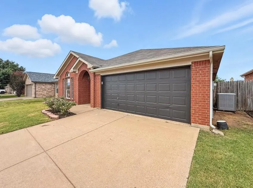 Single Family Residence For Rent in Hood County , 4720 Topaz Lane, Granbury, Texas 76049, 4 Bedrooms, 2 Bathrooms, 2 Garage spaces, 1,903 Sqft, built in 2005, Price $2,400, mls#21254857, Real Estate Agent in Granbury, Homes For Rent in Hood county, Homes For Rent in Granbury, Realtor in Granbury Texas, Real Estate Brokerage Independent Realty Texas, Luminita Cordes Realtor