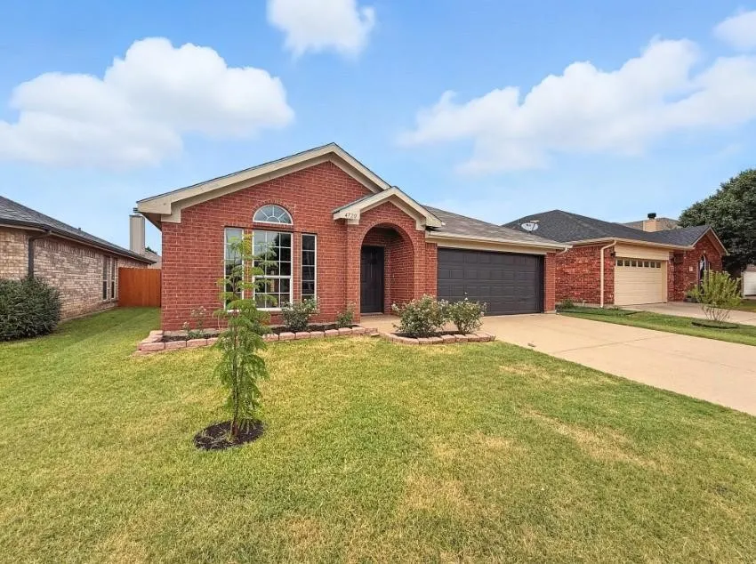 Single Family Residence For Rent in Hood County , 4720 Topaz Lane, Granbury, Texas 76049, 4 Bedrooms, 2 Bathrooms, 2 Garage spaces, 1,903 Sqft, built in 2005, Price $2,400, mls#21254857, Real Estate Agent in Granbury, Homes For Rent in Hood county, Homes For Rent in Granbury, Realtor in Granbury Texas, Real Estate Brokerage Independent Realty Texas, Luminita Cordes Realtor