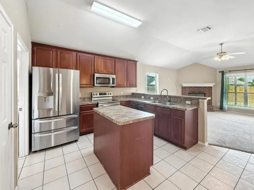 Single Family Residence For Rent in Hood County , 4720 Topaz Lane, Granbury, Texas 76049, 4 Bedrooms, 2 Bathrooms, 2 Garage spaces, 1,903 Sqft, built in 2005, Price $2,400, mls#21254857, Real Estate Agent in Granbury, Homes For Rent in Hood county, Homes For Rent in Granbury, Realtor in Granbury Texas, Real Estate Brokerage Independent Realty Texas, Luminita Cordes Realtor