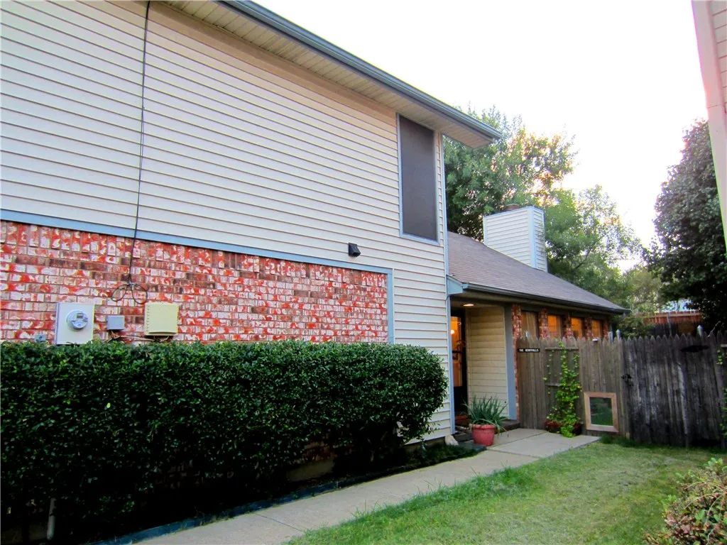 Single Family Residence For Rent in Denton County , 940 Sylvan Creek Drive, Lewisville, Texas 75067, 3 Bedroom, 2 Bathroom, 2 Garage spaces, 1,506 Sqft, built in 1985, mls#21280463, Real Estate Agent in Lewisville, Homes For Rent in Denton county, Homes For Rent in Lewisville, Realtor in Lewisville Texas, Real Estate Brokerage Independent Realty Texas, Luminita Cordes Realtor