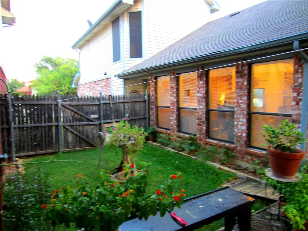 Single Family Residence For Rent in Denton County , 940 Sylvan Creek Drive, Lewisville, Texas 75067, 3 Bedroom, 2 Bathroom, 2 Garage spaces, 1,506 Sqft, built in 1985, mls#21280463, Real Estate Agent in Lewisville, Homes For Rent in Denton county, Homes For Rent in Lewisville, Realtor in Lewisville Texas, Real Estate Brokerage Independent Realty Texas, Luminita Cordes Realtor