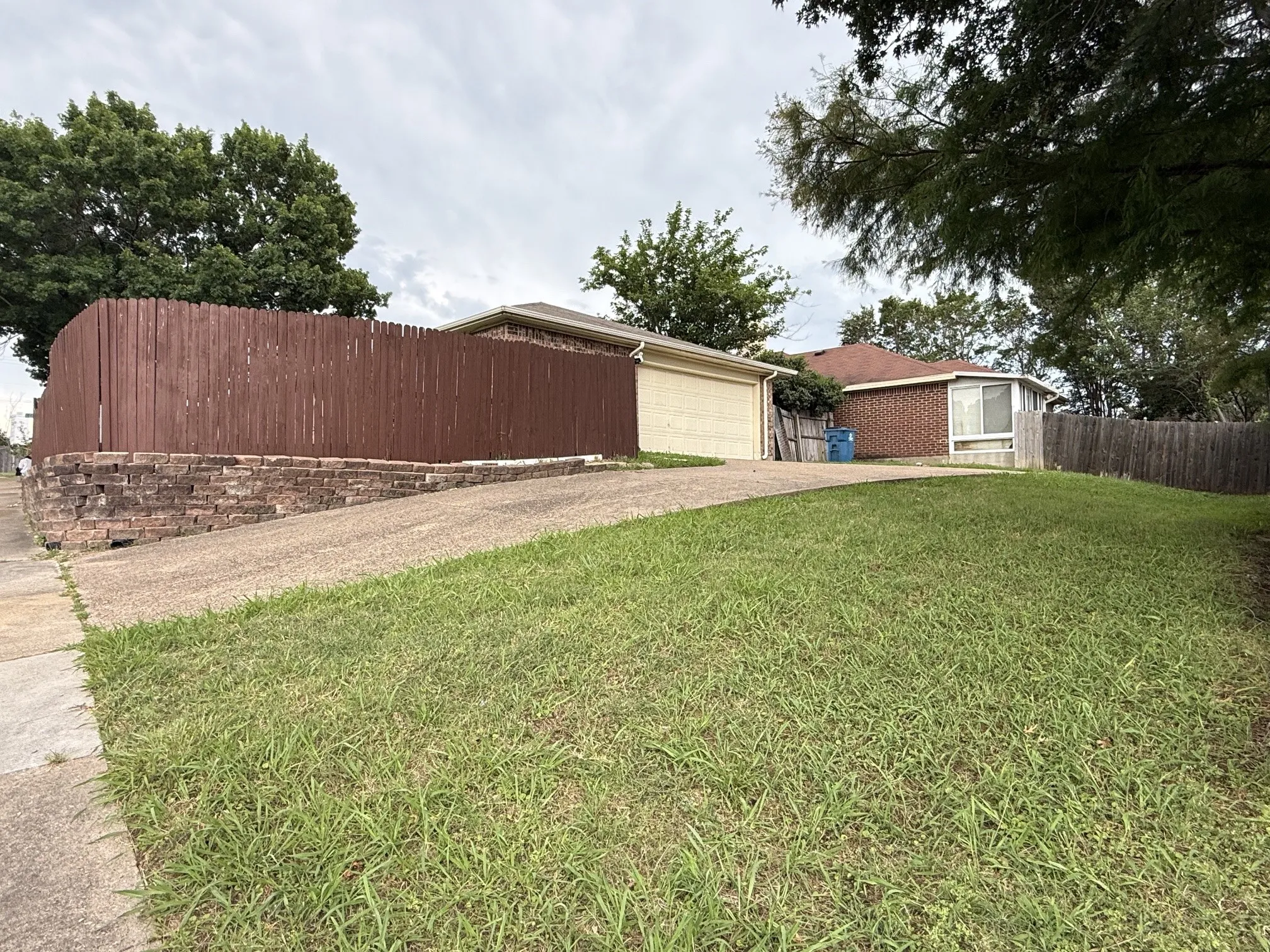 Single Family Residence For Sale in Dallas County , 1815 Lombard Street, Garland, Texas 75043, 3 Bedroom, 2 Bathroom, 2 Garage spaces, 1,234 Sqft, built in 1992, mls#21280520, Real Estate Agent in Garland, Homes For Sale in Dallas county, Homes For Sale in Garland, Realtor in Garland Texas, Real Estate Brokerage Independent Realty Texas, Luminita Cordes Realtor