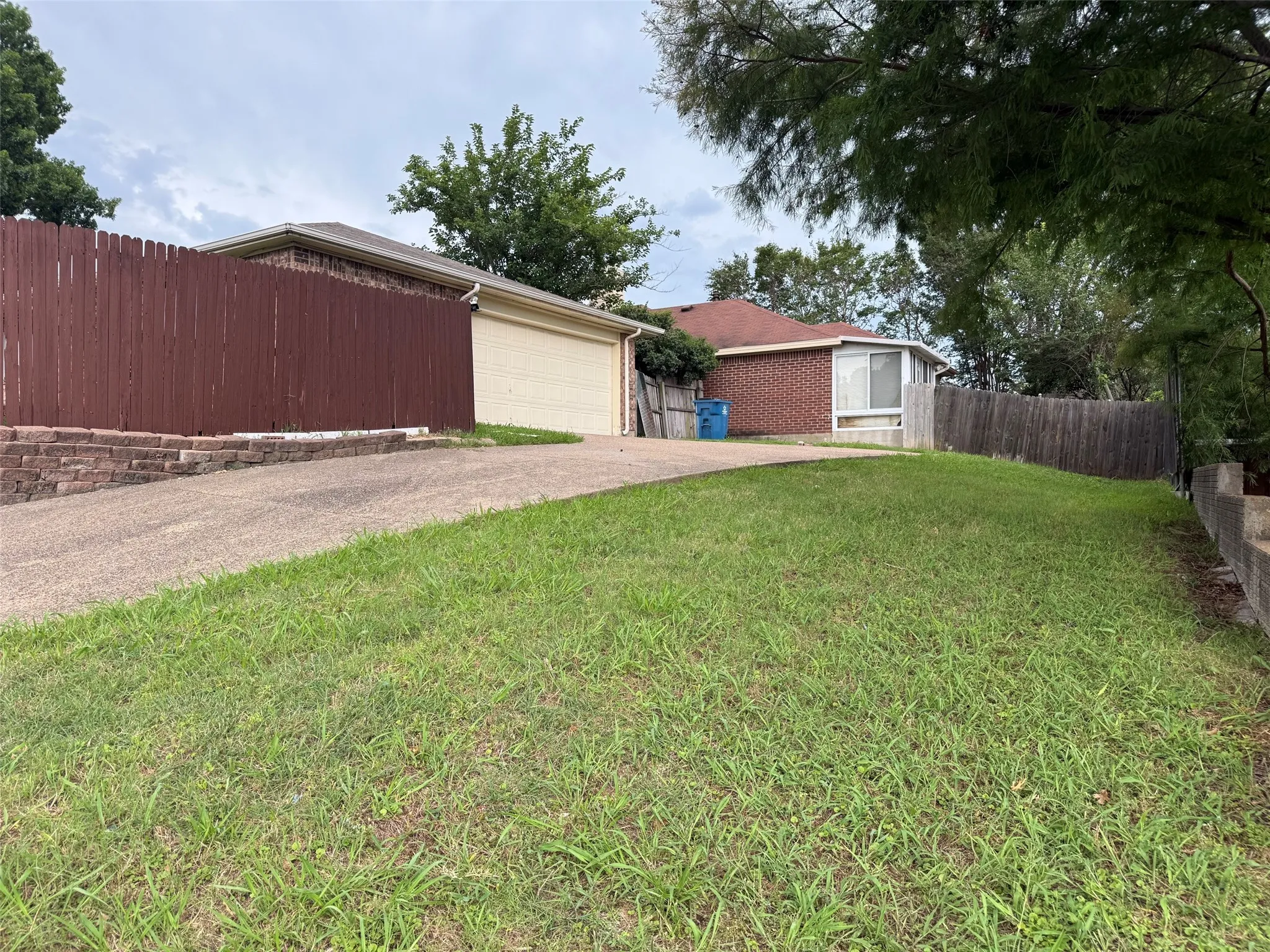 Single Family Residence For Sale in Dallas County , 1815 Lombard Street, Garland, Texas 75043, 3 Bedroom, 2 Bathroom, 2 Garage spaces, 1,234 Sqft, built in 1992, mls#21280520, Real Estate Agent in Garland, Homes For Sale in Dallas county, Homes For Sale in Garland, Realtor in Garland Texas, Real Estate Brokerage Independent Realty Texas, Luminita Cordes Realtor