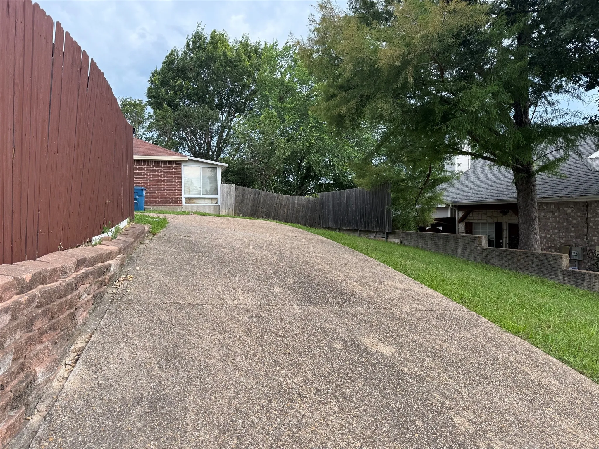 Single Family Residence For Sale in Dallas County , 1815 Lombard Street, Garland, Texas 75043, 3 Bedroom, 2 Bathroom, 2 Garage spaces, 1,234 Sqft, built in 1992, mls#21280520, Real Estate Agent in Garland, Homes For Sale in Dallas county, Homes For Sale in Garland, Realtor in Garland Texas, Real Estate Brokerage Independent Realty Texas, Luminita Cordes Realtor