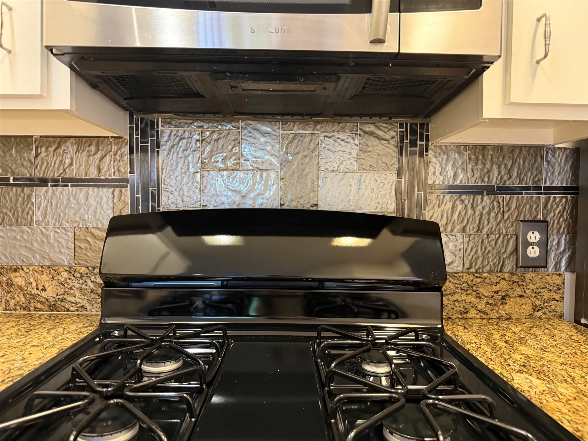 Single Family Residence For Sale in Dallas County , 1815 Lombard Street, Garland, Texas 75043, 3 Bedroom, 2 Bathroom, 2 Garage spaces, 1,234 Sqft, built in 1992, mls#21280520, Real Estate Agent in Garland, Homes For Sale in Dallas county, Homes For Sale in Garland, Realtor in Garland Texas, Real Estate Brokerage Independent Realty Texas, Luminita Cordes Realtor
