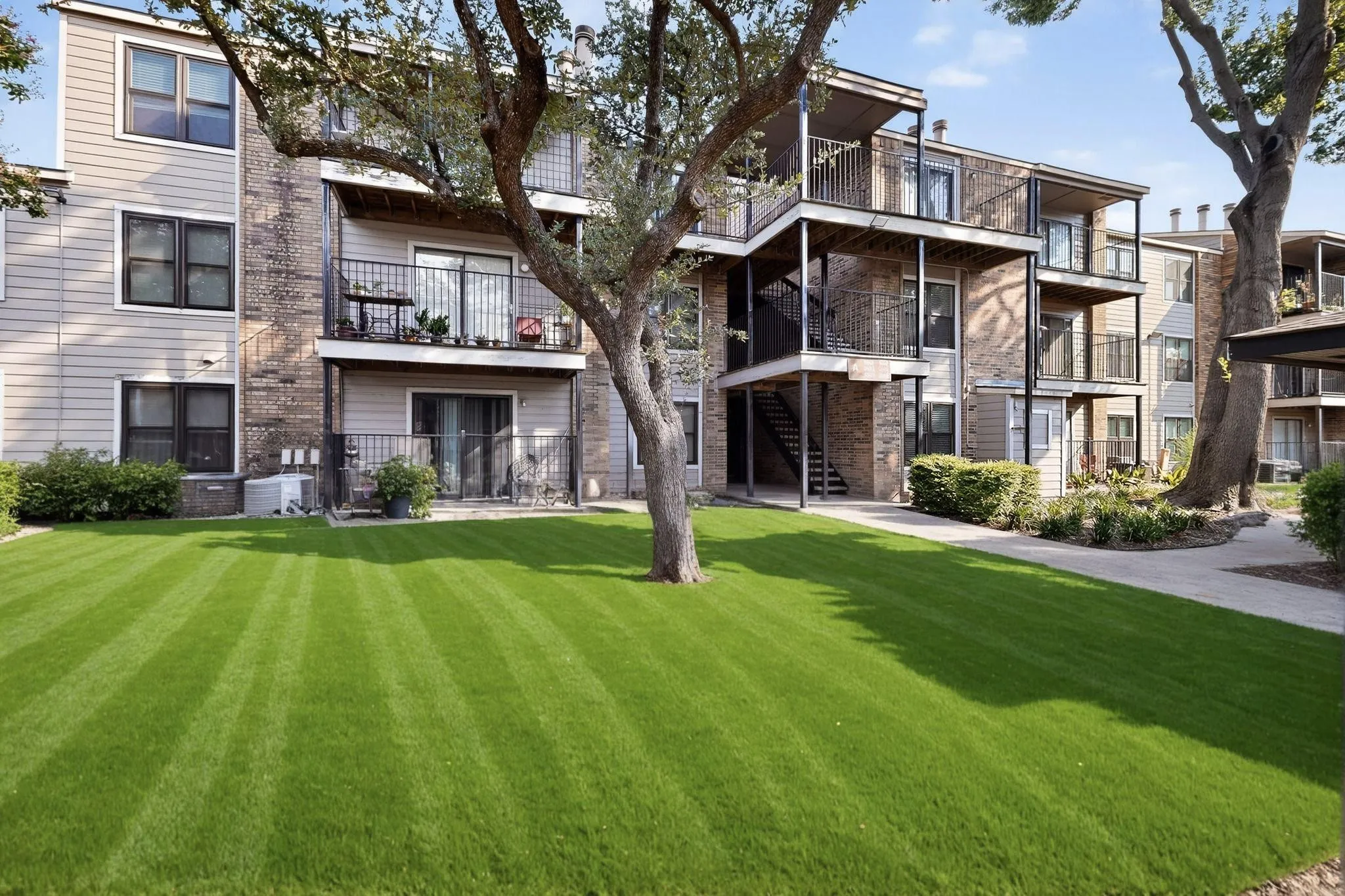 Condominium For Sale in Dallas County , 8109 Skillman Street 3003, Dallas, Texas 75231, 2 Bedroom, 1 Bathroom, Garage spaces, 914 Sqft, built in 1981, Price $99,500, mls#21279632, Real Estate Agent in Dallas, Homes For Sale in Dallas county, Homes For Sale in Dallas, Realtor in Dallas Texas, Real Estate Brokerage Independent Realty Texas, Luminita Cordes Realtor
