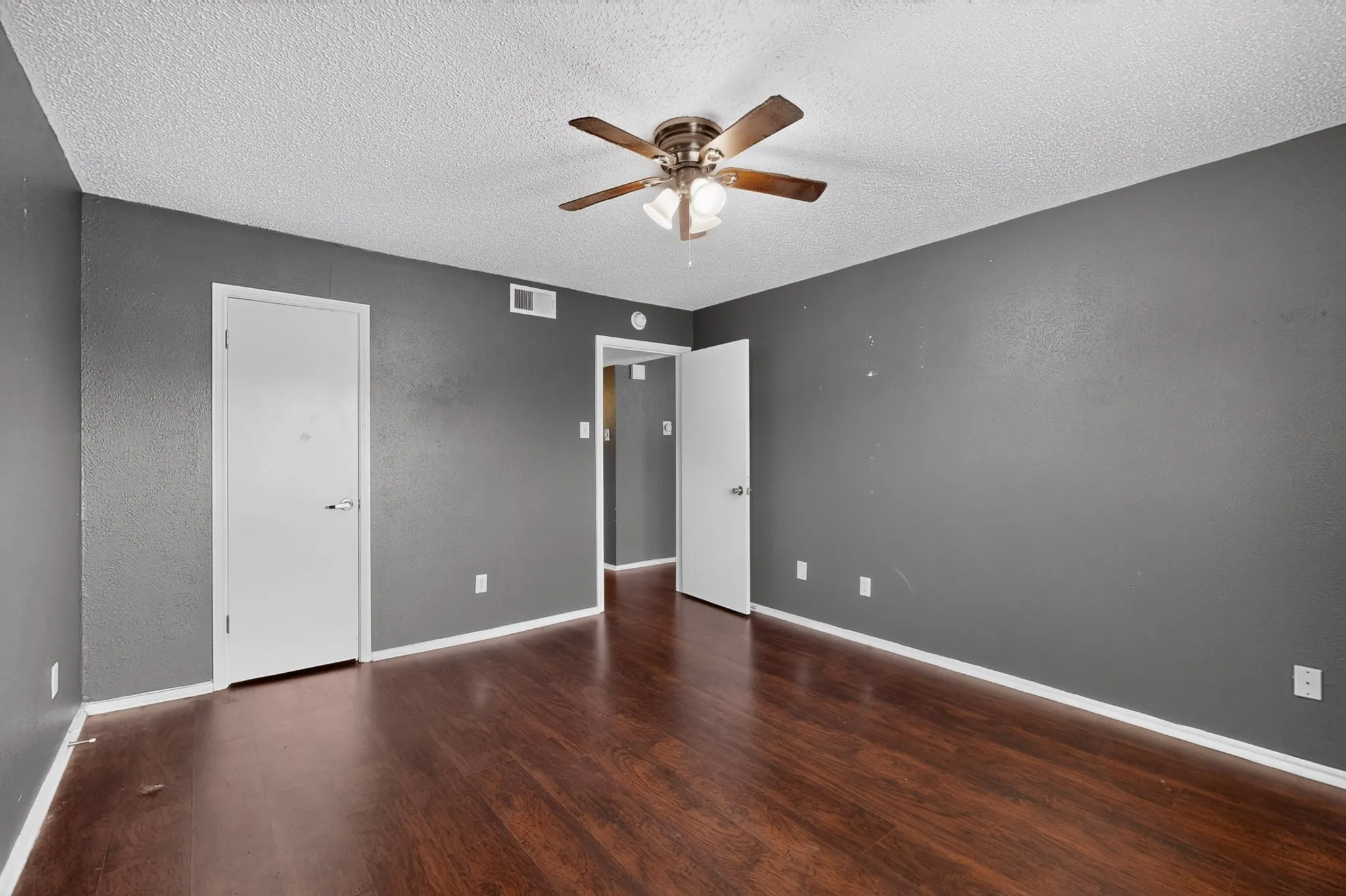 Condominium For Sale in Dallas County , 8109 Skillman Street 3003, Dallas, Texas 75231, 2 Bedroom, 1 Bathroom, Garage spaces, 914 Sqft, built in 1981, Price $99,500, mls#21279632, Real Estate Agent in Dallas, Homes For Sale in Dallas county, Homes For Sale in Dallas, Realtor in Dallas Texas, Real Estate Brokerage Independent Realty Texas, Luminita Cordes Realtor