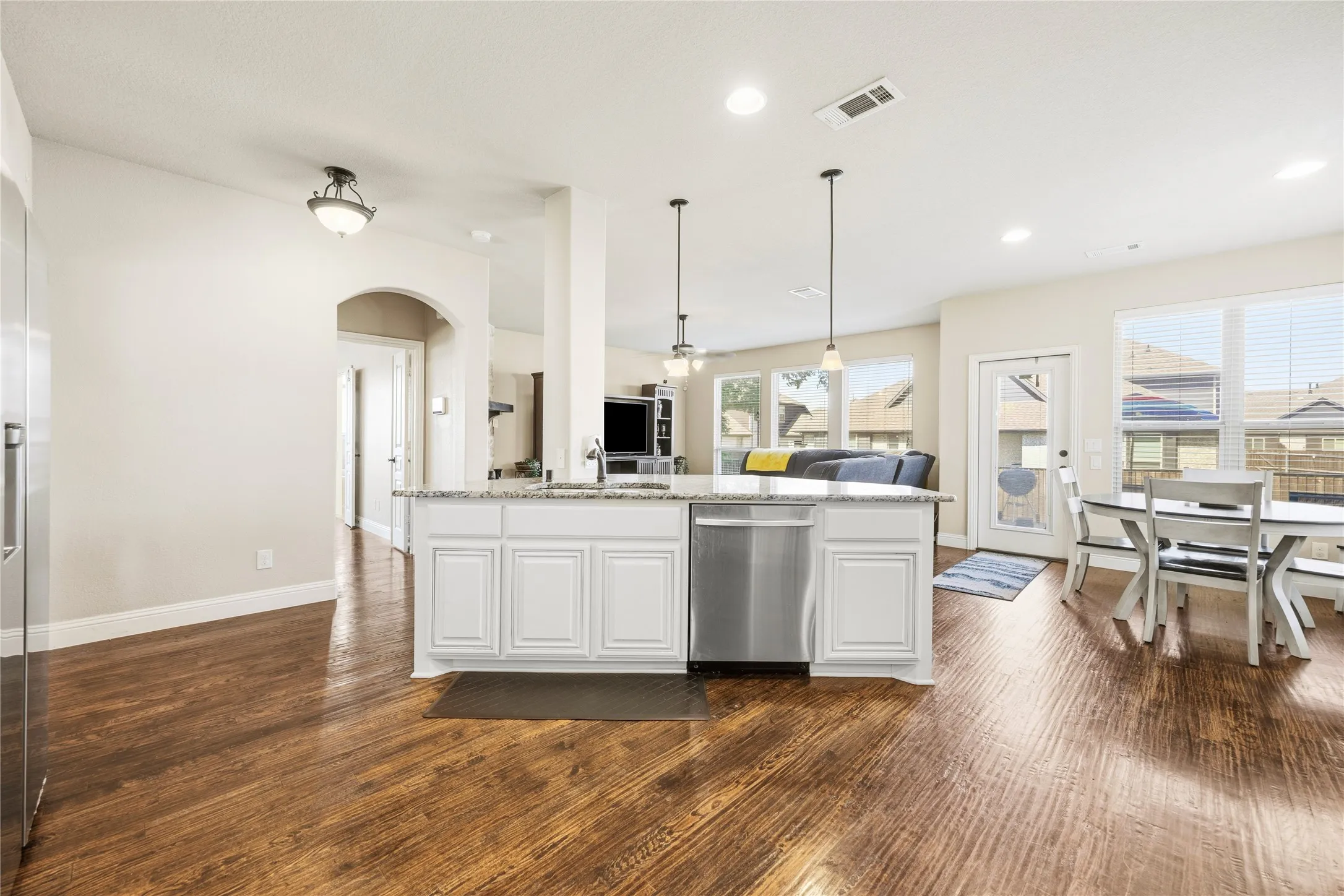 Single Family Residence For Sale in Dallas County , 1133 Vickery Drive, De Soto, Texas 75115, 5 Bedroom, 4 Bathroom, 2 Garage spaces, 3,265 Sqft, built in 2016, mls#21280253, Real Estate Agent in De Soto, Homes For Sale in Dallas county, Homes For Sale in De Soto, Realtor in De Soto Texas, Real Estate Brokerage Independent Realty Texas, Luminita Cordes Realtor
