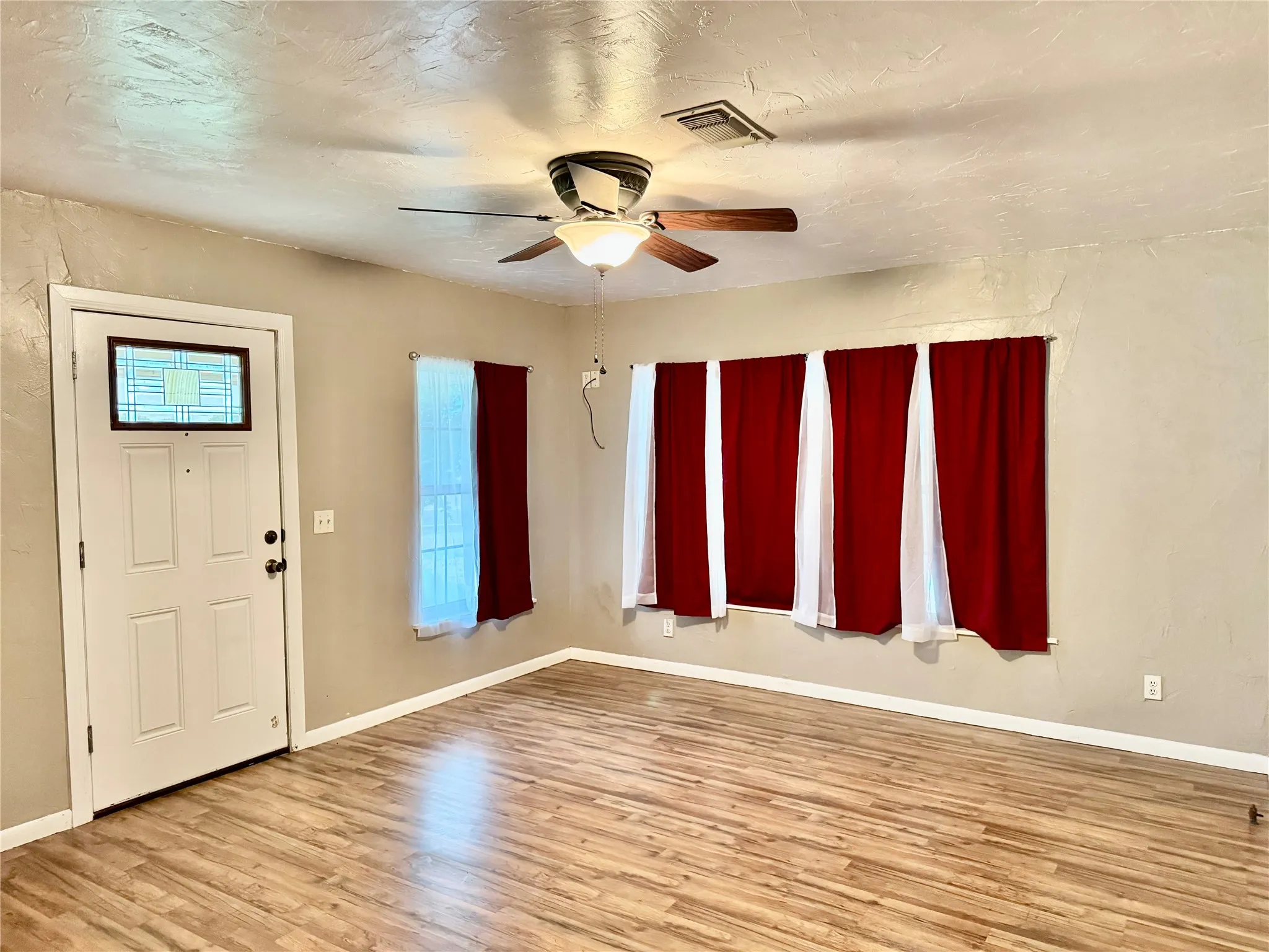 Single Family Residence For Rent in Grayson County , 1197 FM 697, Sherman, Texas 75090, 3 Bedroom, 2 Bathroom, Garage spaces, 1,296 Sqft, built in 1945, mls#21280546, Real Estate Agent in Sherman, Homes For Rent in Grayson county, Homes For Rent in Sherman, Realtor in Sherman Texas, Real Estate Brokerage Independent Realty Texas, Luminita Cordes Realtor