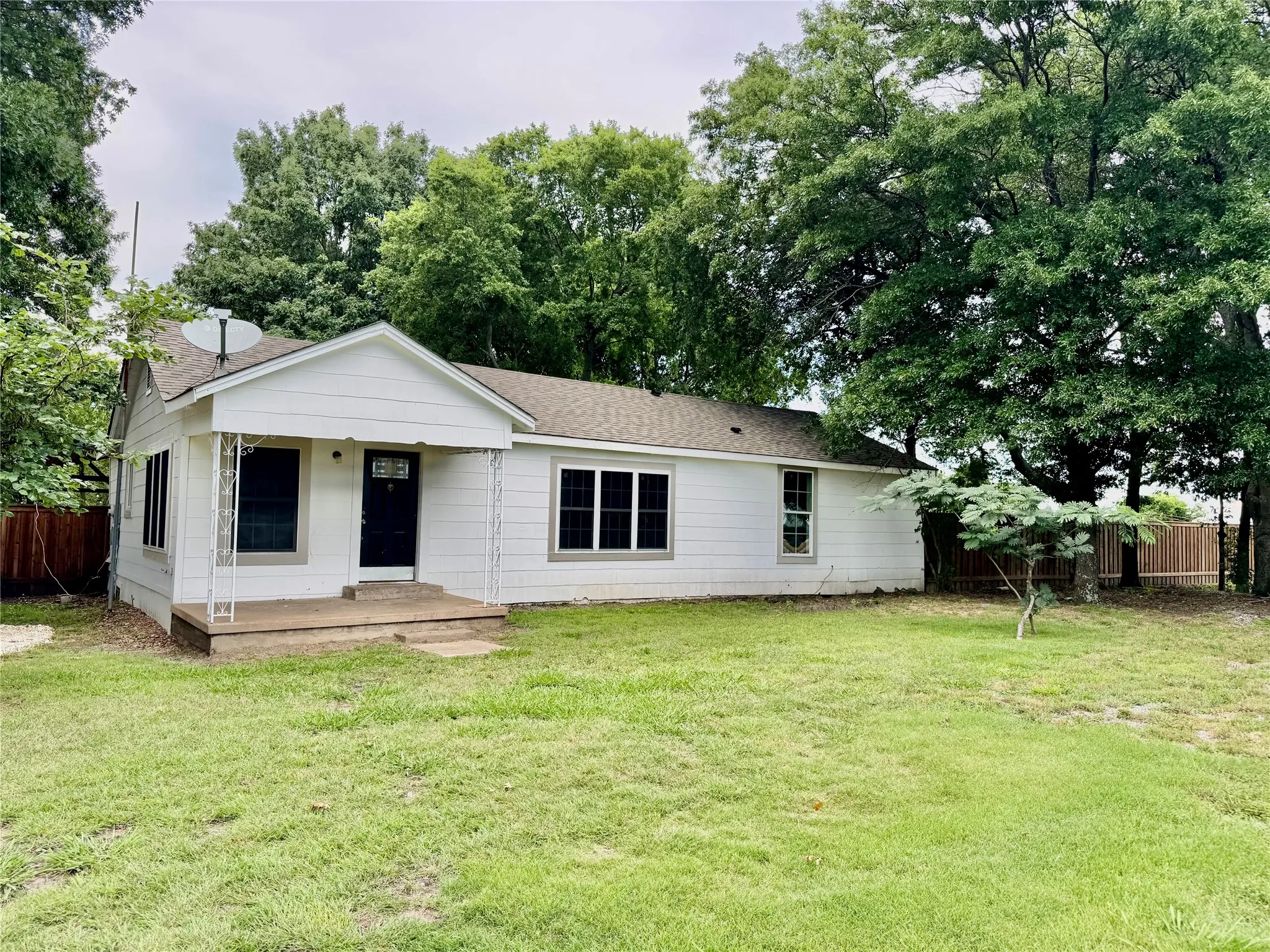 Single Family Residence For Rent in Grayson County , 1197 FM 697, Sherman, Texas 75090, 3 Bedroom, 2 Bathroom, Garage spaces, 1,296 Sqft, built in 1945, mls#21280546, Real Estate Agent in Sherman, Homes For Rent in Grayson county, Homes For Rent in Sherman, Realtor in Sherman Texas, Real Estate Brokerage Independent Realty Texas, Luminita Cordes Realtor