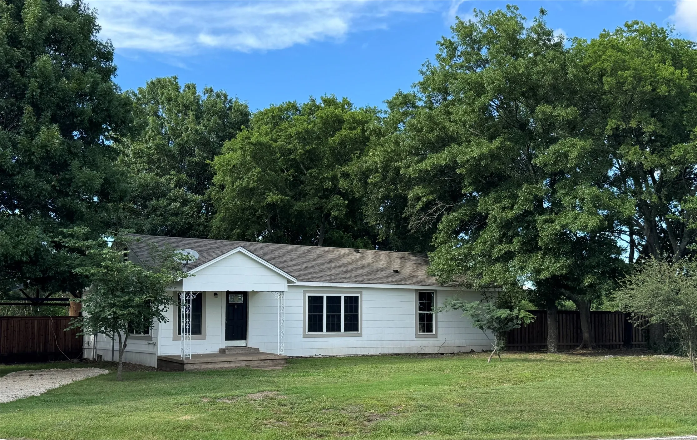 Single Family Residence For Rent in Grayson County , 1197 FM 697, Sherman, Texas 75090, 3 Bedroom, 2 Bathroom, Garage spaces, 1,296 Sqft, built in 1945, mls#21280546, Real Estate Agent in Sherman, Homes For Rent in Grayson county, Homes For Rent in Sherman, Realtor in Sherman Texas, Real Estate Brokerage Independent Realty Texas, Luminita Cordes Realtor