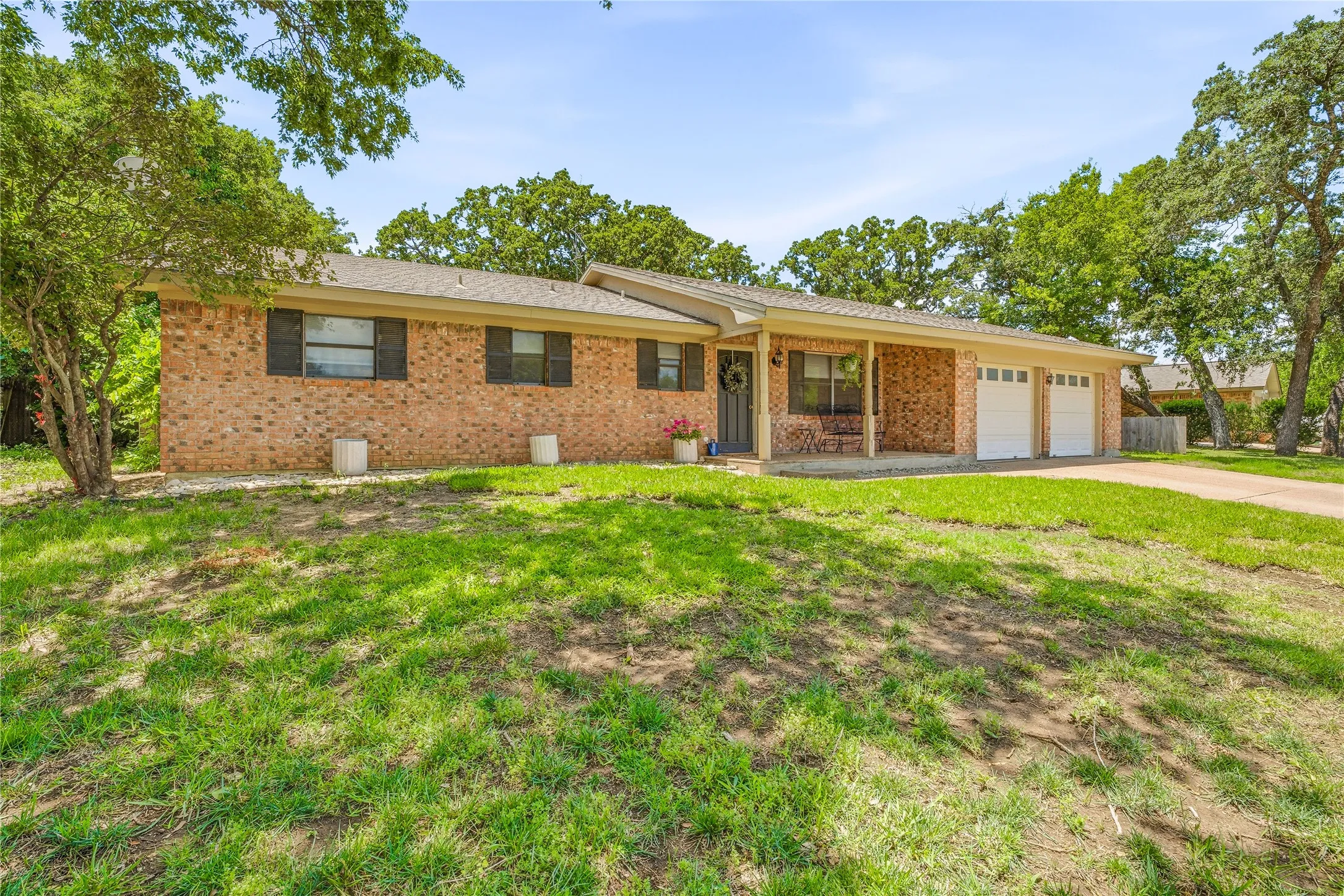 Single Family Residence For Sale in Erath County , 510 Spring Meadow Street, Stephenville, Texas 76401, 3 Bedroom, 2 Bathroom, 2 Garage spaces, 1,824 Sqft, built in 1980, mls#21280525, Real Estate Agent in Stephenville, Homes For Sale in Erath county, Homes For Sale in Stephenville, Realtor in Stephenville Texas, Real Estate Brokerage Independent Realty Texas, Luminita Cordes Realtor