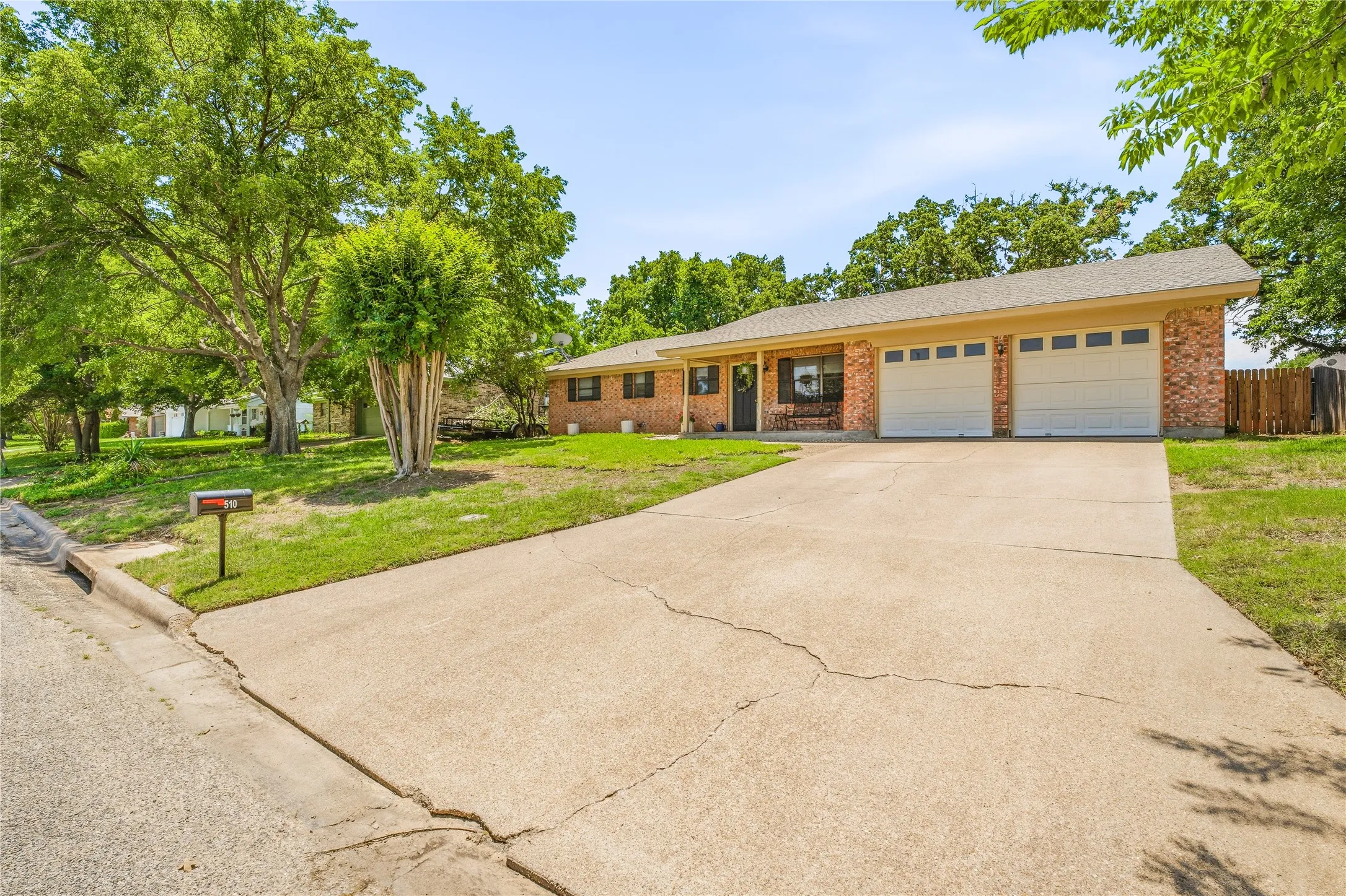 Single Family Residence For Sale in Erath County , 510 Spring Meadow Street, Stephenville, Texas 76401, 3 Bedroom, 2 Bathroom, 2 Garage spaces, 1,824 Sqft, built in 1980, mls#21280525, Real Estate Agent in Stephenville, Homes For Sale in Erath county, Homes For Sale in Stephenville, Realtor in Stephenville Texas, Real Estate Brokerage Independent Realty Texas, Luminita Cordes Realtor