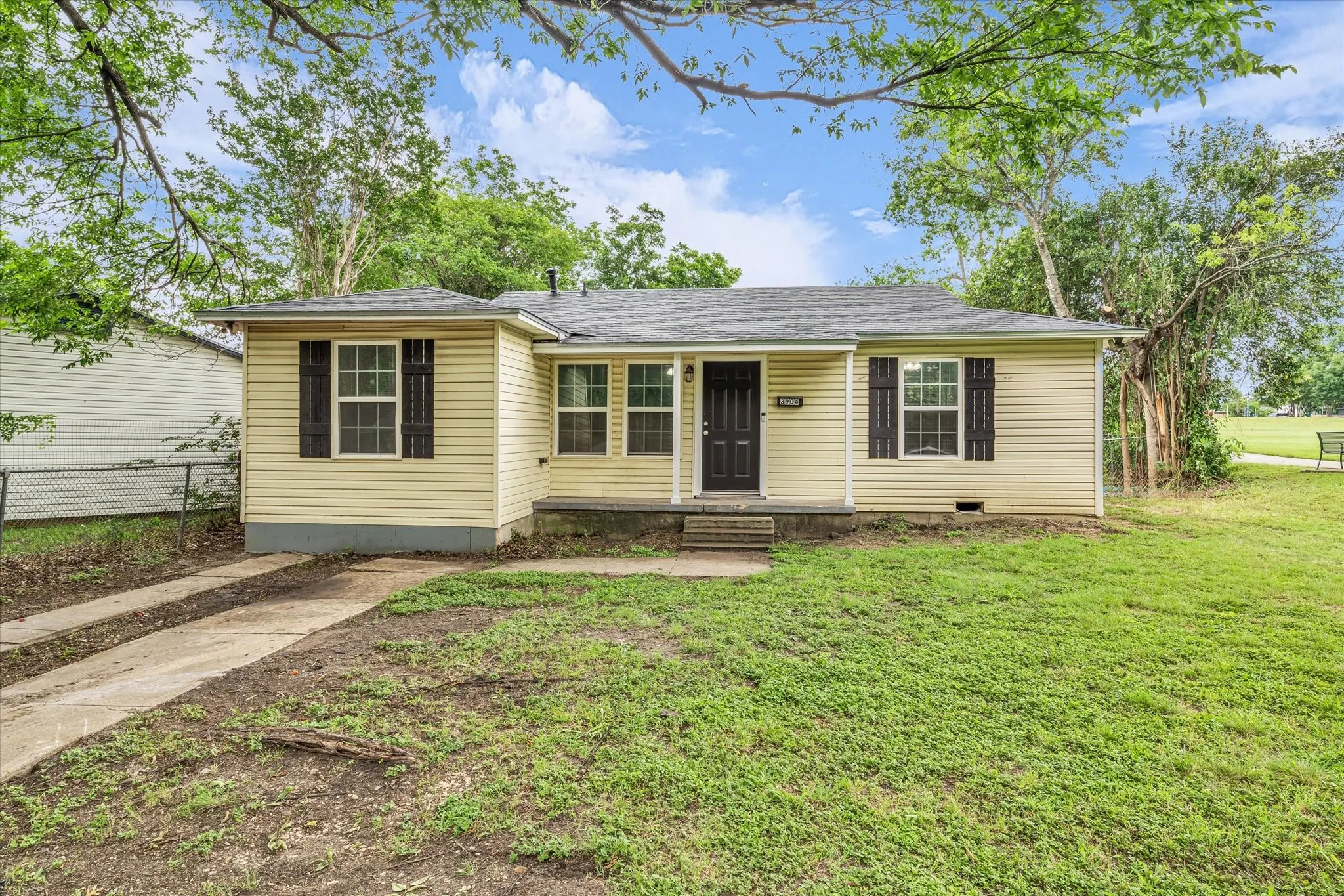 Single Family Residence For Sale in Mc Lennan County , 3904 James Avenue, Waco, Texas 76711, 4 Bedroom, 2 Bathroom, Garage spaces, 1,585 Sqft, built in 1953, mls#21280482, Real Estate Agent in Waco, Homes For Sale in Mc Lennan county, Homes For Sale in Waco, Realtor in Waco Texas, Real Estate Brokerage Independent Realty Texas, Luminita Cordes Realtor