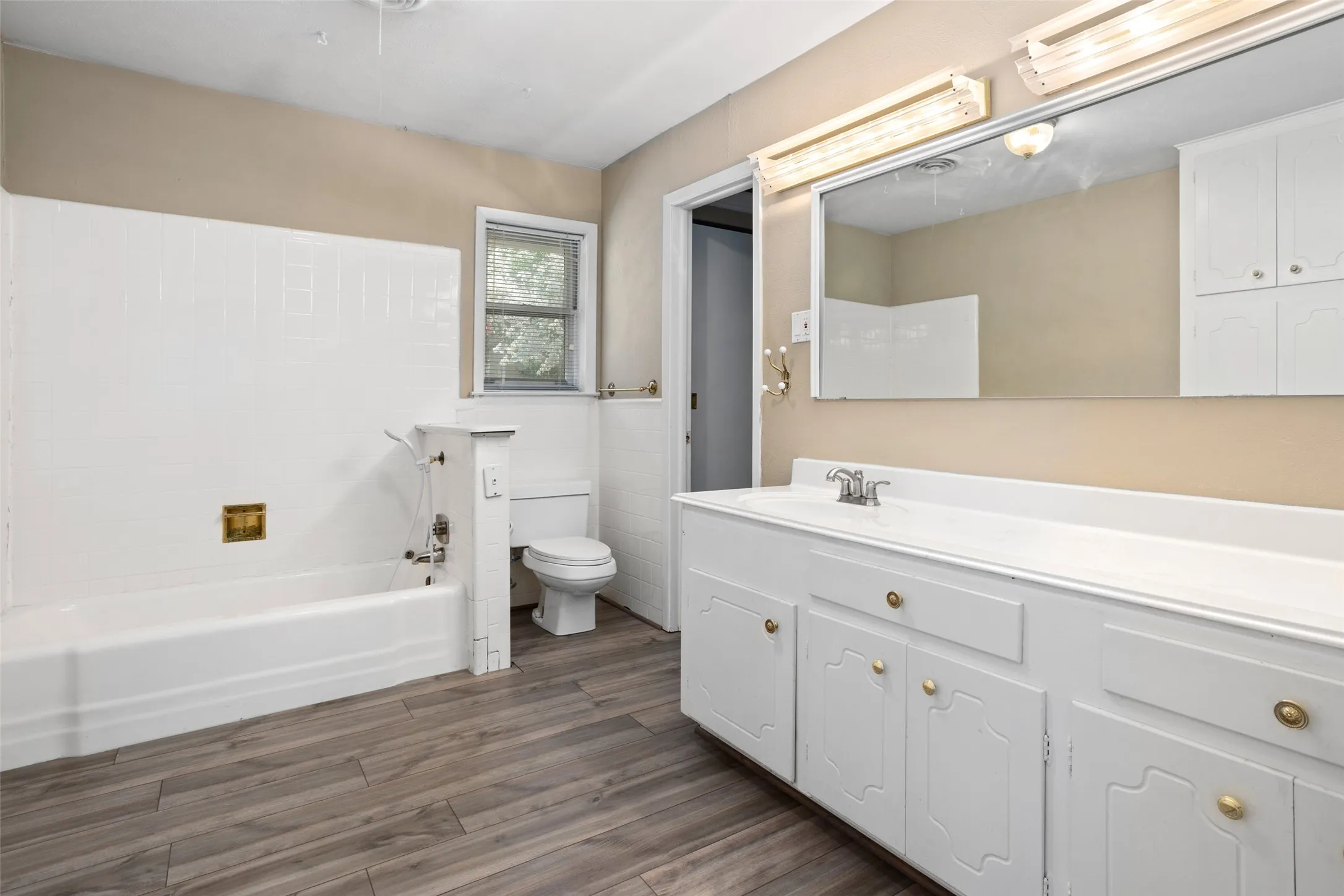 Single Family Residence For Rent in Tarrant County , 6948 Valhalla Road, Fort Worth, Texas 76116, 3 Bedroom, 3 Bathroom, 2 Garage spaces, 1,794 Sqft, built in 1963, mls#21275299, Real Estate Agent in Fort Worth, Homes For Rent in Tarrant county, Homes For Rent in Fort Worth, Realtor in Fort Worth Texas, Real Estate Brokerage Independent Realty Texas, Luminita Cordes Realtor