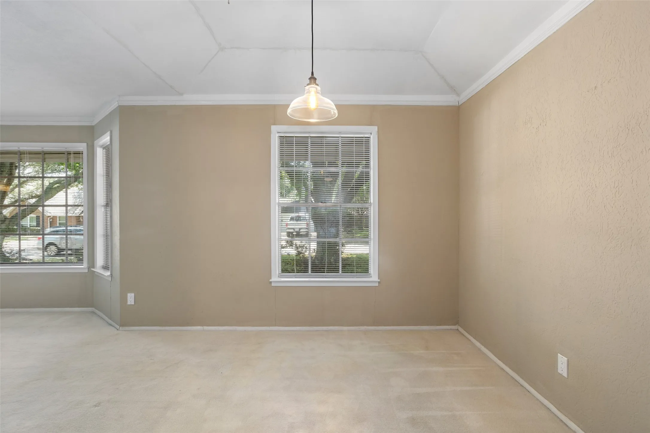 Single Family Residence For Rent in Tarrant County , 6948 Valhalla Road, Fort Worth, Texas 76116, 3 Bedroom, 3 Bathroom, 2 Garage spaces, 1,794 Sqft, built in 1963, mls#21275299, Real Estate Agent in Fort Worth, Homes For Rent in Tarrant county, Homes For Rent in Fort Worth, Realtor in Fort Worth Texas, Real Estate Brokerage Independent Realty Texas, Luminita Cordes Realtor