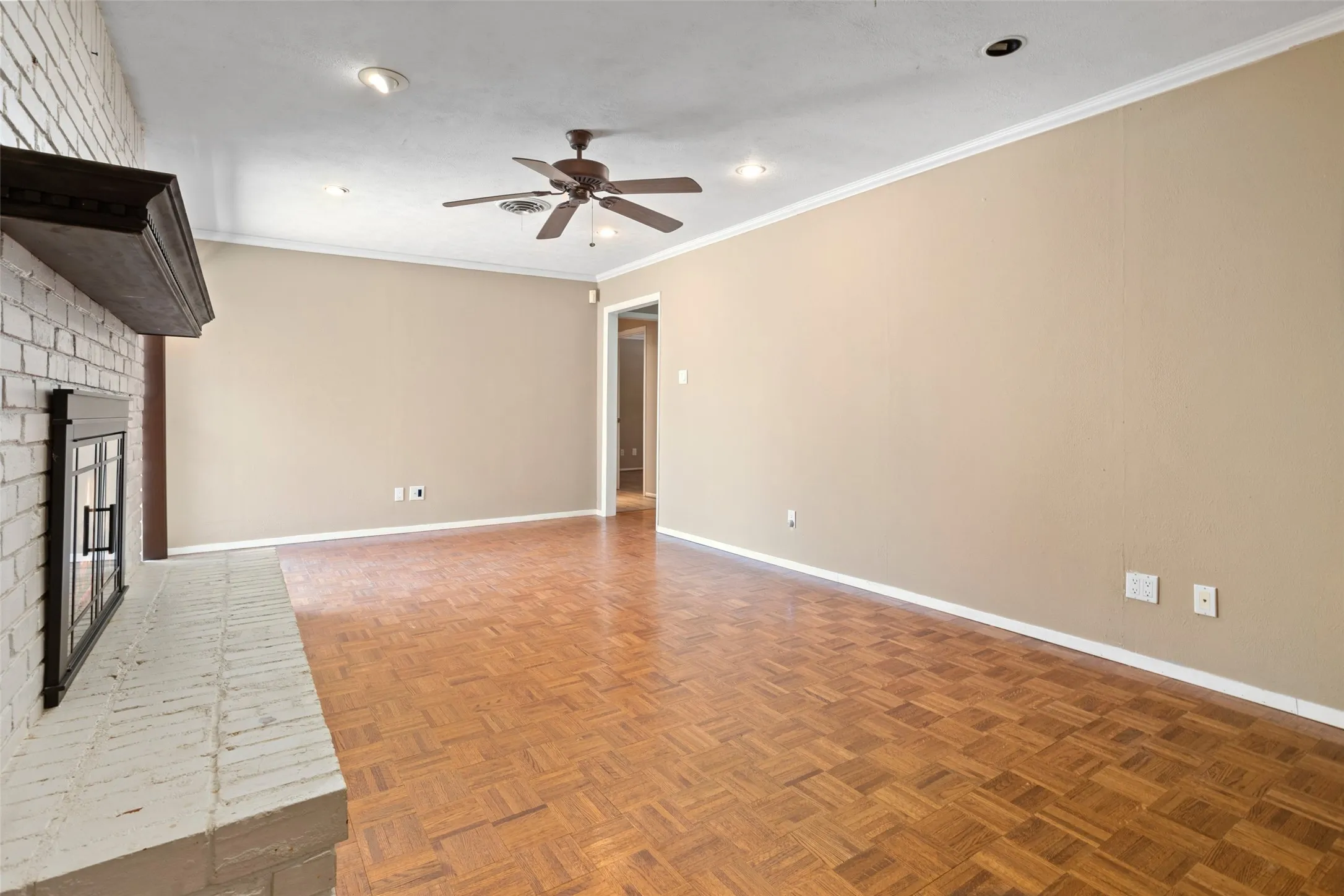 Single Family Residence For Rent in Tarrant County , 6948 Valhalla Road, Fort Worth, Texas 76116, 3 Bedroom, 3 Bathroom, 2 Garage spaces, 1,794 Sqft, built in 1963, mls#21275299, Real Estate Agent in Fort Worth, Homes For Rent in Tarrant county, Homes For Rent in Fort Worth, Realtor in Fort Worth Texas, Real Estate Brokerage Independent Realty Texas, Luminita Cordes Realtor