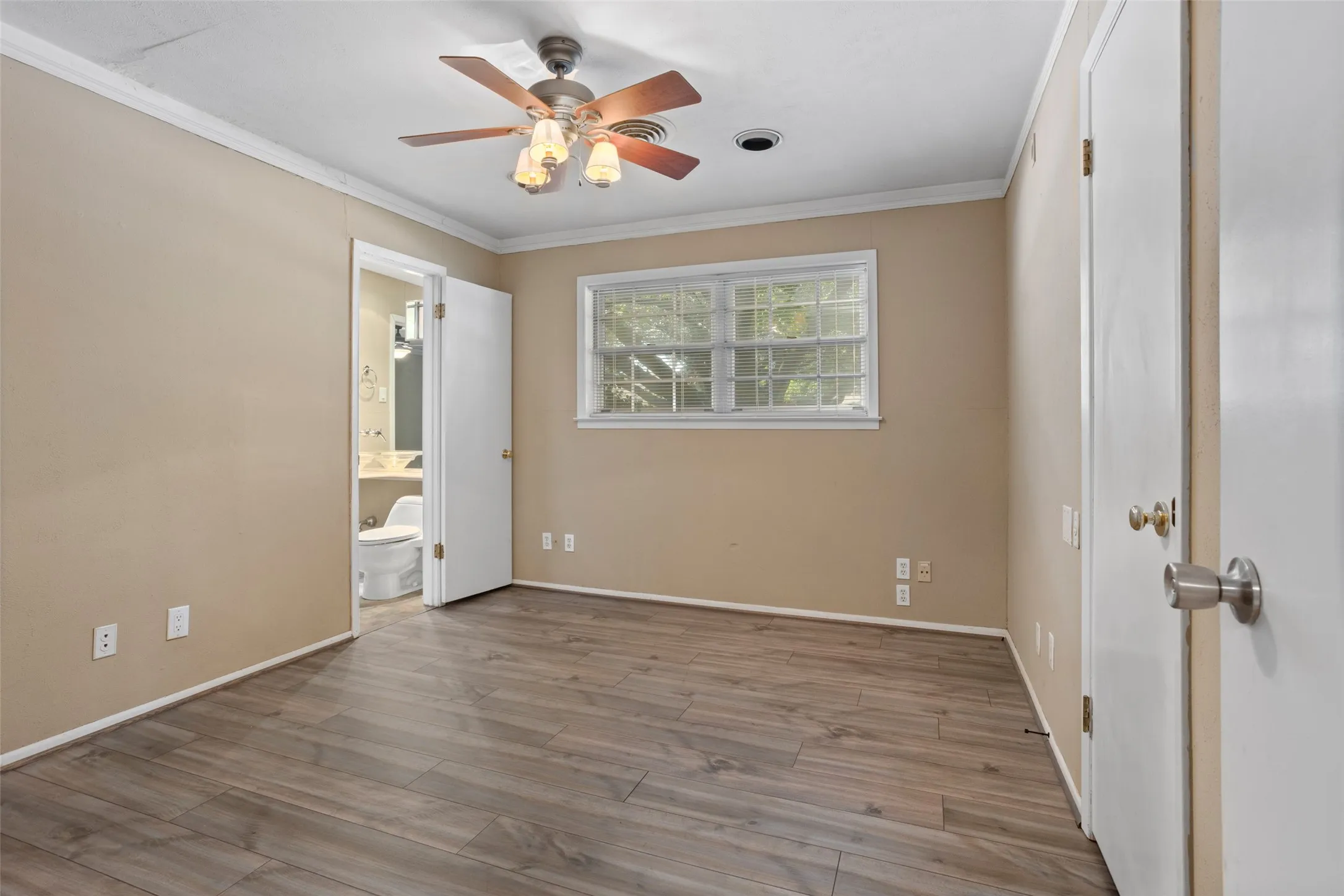 Single Family Residence For Rent in Tarrant County , 6948 Valhalla Road, Fort Worth, Texas 76116, 3 Bedroom, 3 Bathroom, 2 Garage spaces, 1,794 Sqft, built in 1963, mls#21275299, Real Estate Agent in Fort Worth, Homes For Rent in Tarrant county, Homes For Rent in Fort Worth, Realtor in Fort Worth Texas, Real Estate Brokerage Independent Realty Texas, Luminita Cordes Realtor
