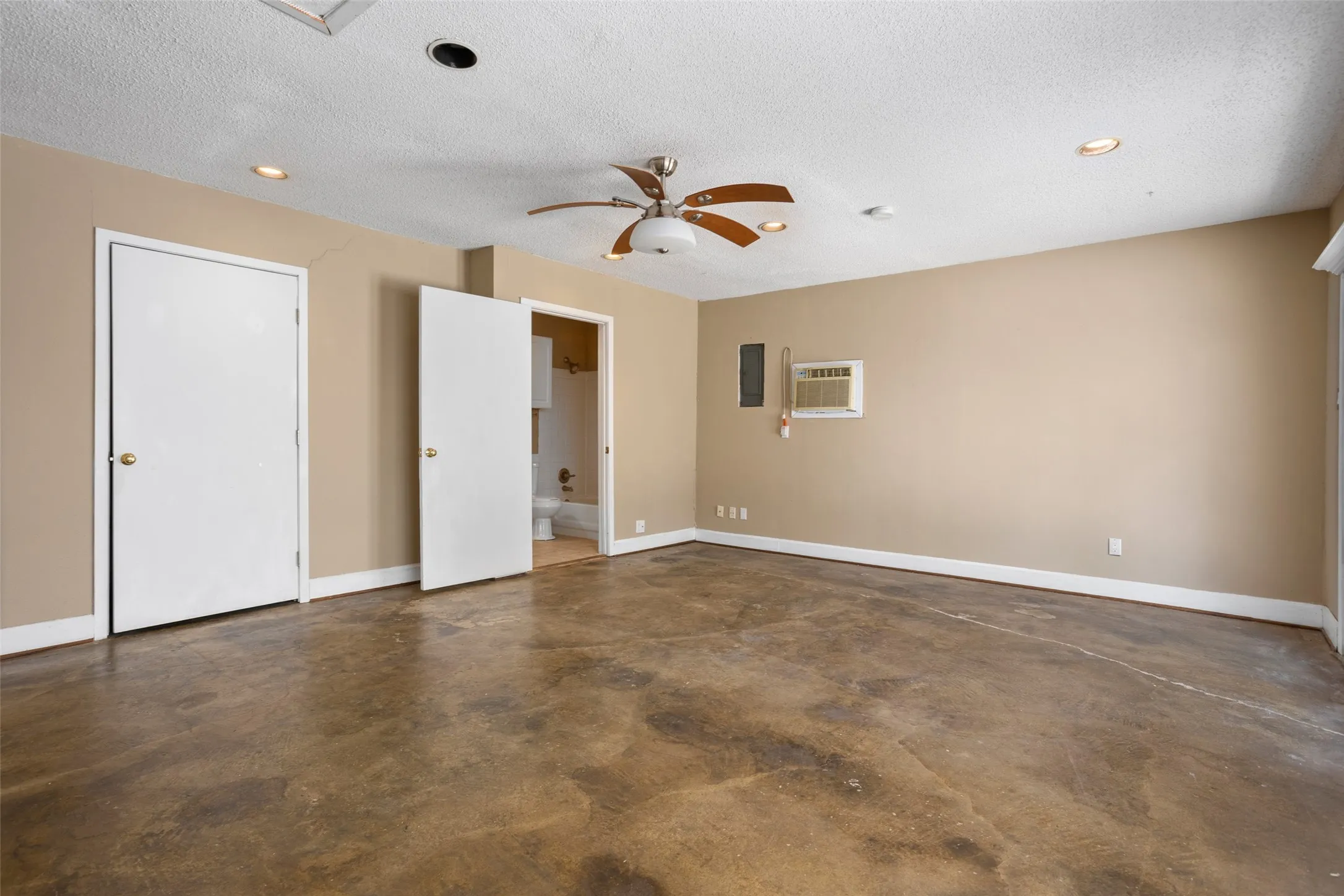 Single Family Residence For Rent in Tarrant County , 6948 Valhalla Road, Fort Worth, Texas 76116, 3 Bedroom, 3 Bathroom, 2 Garage spaces, 1,794 Sqft, built in 1963, mls#21275299, Real Estate Agent in Fort Worth, Homes For Rent in Tarrant county, Homes For Rent in Fort Worth, Realtor in Fort Worth Texas, Real Estate Brokerage Independent Realty Texas, Luminita Cordes Realtor