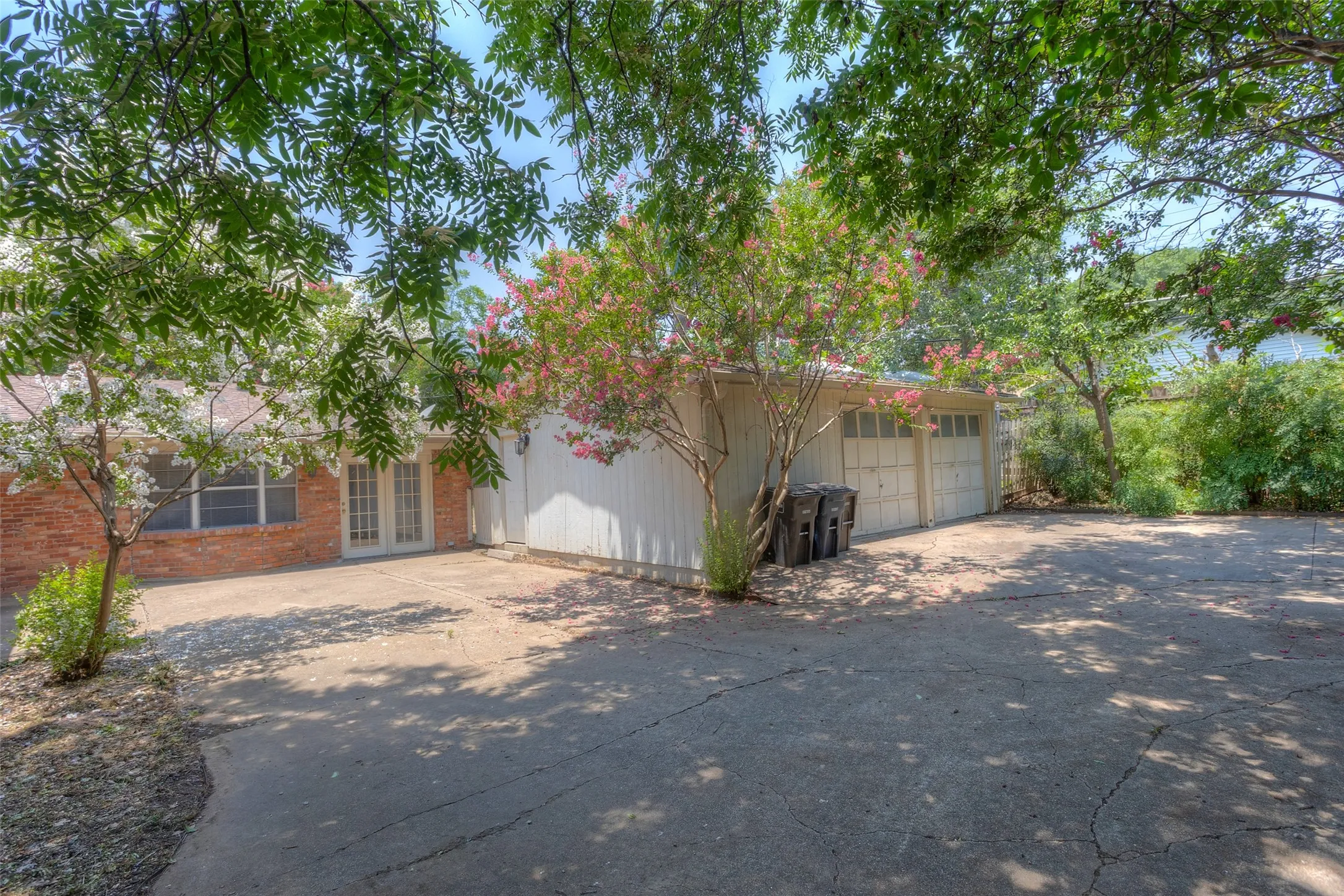 Single Family Residence For Rent in Tarrant County , 6948 Valhalla Road, Fort Worth, Texas 76116, 3 Bedroom, 3 Bathroom, 2 Garage spaces, 1,794 Sqft, built in 1963, mls#21275299, Real Estate Agent in Fort Worth, Homes For Rent in Tarrant county, Homes For Rent in Fort Worth, Realtor in Fort Worth Texas, Real Estate Brokerage Independent Realty Texas, Luminita Cordes Realtor