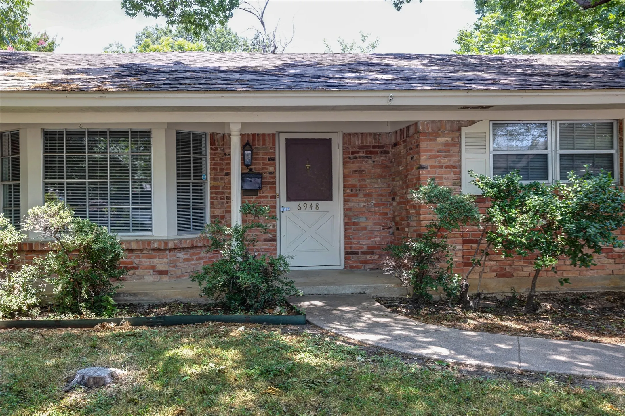 Single Family Residence For Rent in Tarrant County , 6948 Valhalla Road, Fort Worth, Texas 76116, 3 Bedroom, 3 Bathroom, 2 Garage spaces, 1,794 Sqft, built in 1963, mls#21275299, Real Estate Agent in Fort Worth, Homes For Rent in Tarrant county, Homes For Rent in Fort Worth, Realtor in Fort Worth Texas, Real Estate Brokerage Independent Realty Texas, Luminita Cordes Realtor