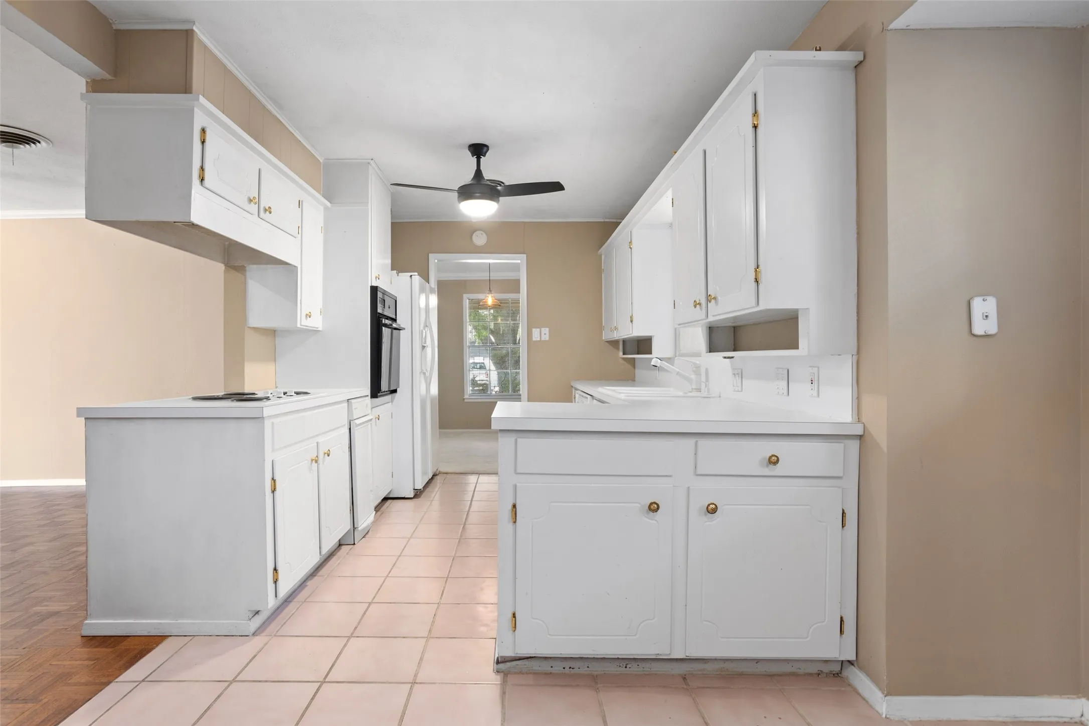 Single Family Residence For Rent in Tarrant County , 6948 Valhalla Road, Fort Worth, Texas 76116, 3 Bedroom, 3 Bathroom, 2 Garage spaces, 1,794 Sqft, built in 1963, mls#21275299, Real Estate Agent in Fort Worth, Homes For Rent in Tarrant county, Homes For Rent in Fort Worth, Realtor in Fort Worth Texas, Real Estate Brokerage Independent Realty Texas, Luminita Cordes Realtor