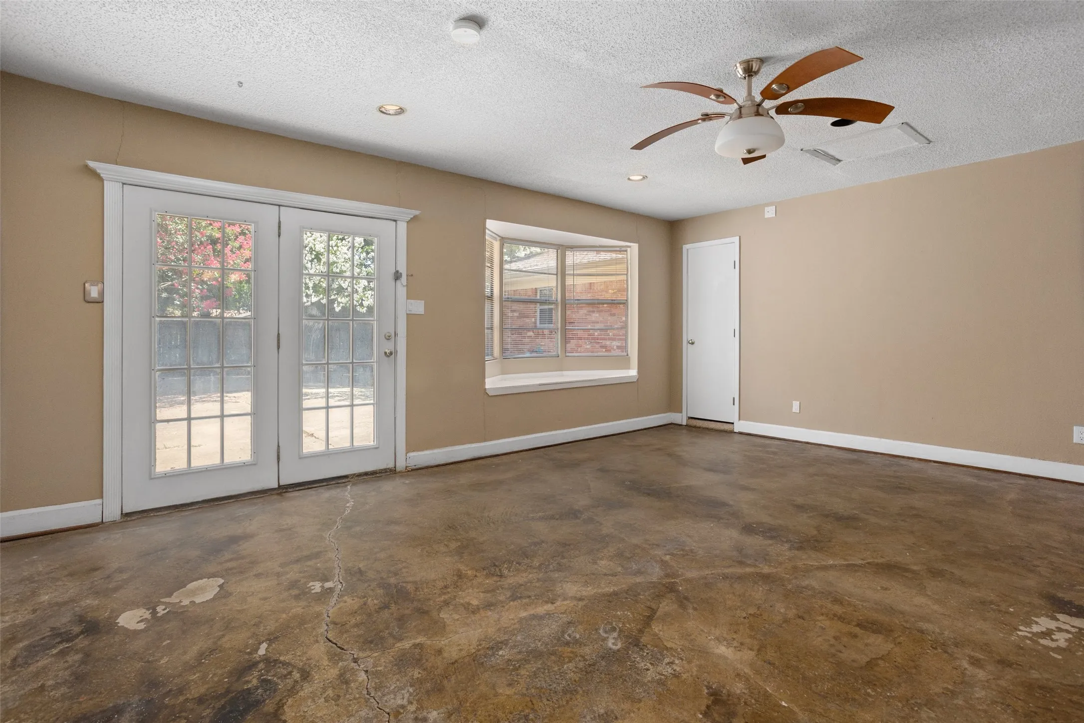Single Family Residence For Rent in Tarrant County , 6948 Valhalla Road, Fort Worth, Texas 76116, 3 Bedroom, 3 Bathroom, 2 Garage spaces, 1,794 Sqft, built in 1963, mls#21275299, Real Estate Agent in Fort Worth, Homes For Rent in Tarrant county, Homes For Rent in Fort Worth, Realtor in Fort Worth Texas, Real Estate Brokerage Independent Realty Texas, Luminita Cordes Realtor