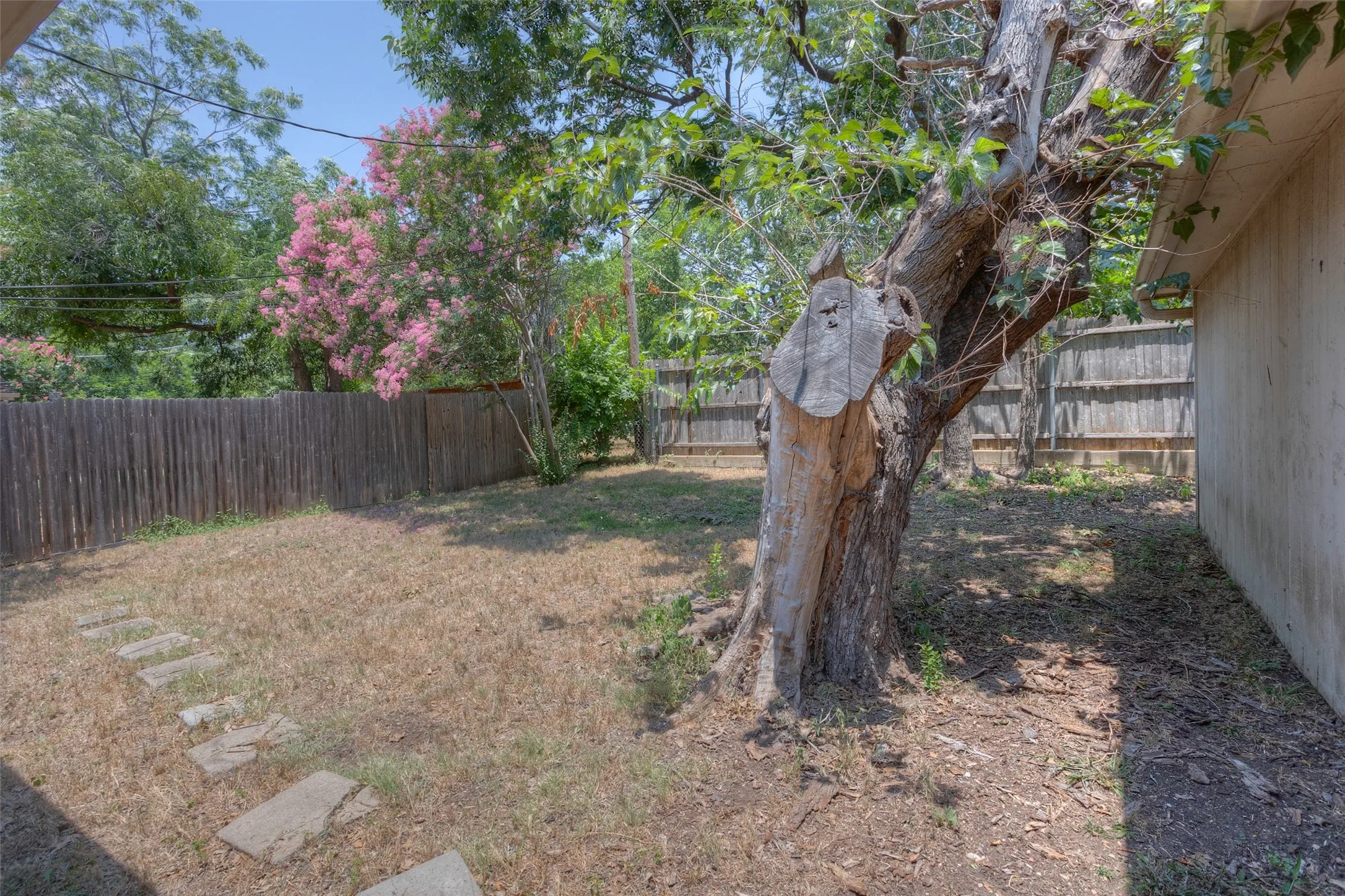 Single Family Residence For Rent in Tarrant County , 6948 Valhalla Road, Fort Worth, Texas 76116, 3 Bedroom, 3 Bathroom, 2 Garage spaces, 1,794 Sqft, built in 1963, mls#21275299, Real Estate Agent in Fort Worth, Homes For Rent in Tarrant county, Homes For Rent in Fort Worth, Realtor in Fort Worth Texas, Real Estate Brokerage Independent Realty Texas, Luminita Cordes Realtor