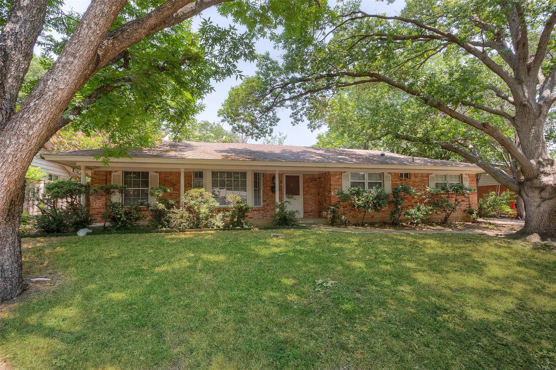 Single Family Residence For Rent in Tarrant County , 6948 Valhalla Road, Fort Worth, Texas 76116, 3 Bedroom, 3 Bathroom, 2 Garage spaces, 1,794 Sqft, built in 1963, mls#21275299, Real Estate Agent in Fort Worth, Homes For Rent in Tarrant county, Homes For Rent in Fort Worth, Realtor in Fort Worth Texas, Real Estate Brokerage Independent Realty Texas, Luminita Cordes Realtor