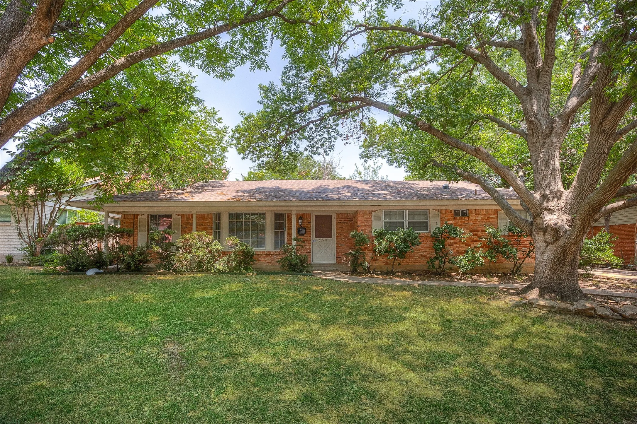 Single Family Residence For Rent in Tarrant County , 6948 Valhalla Road, Fort Worth, Texas 76116, 3 Bedroom, 3 Bathroom, 2 Garage spaces, 1,794 Sqft, built in 1963, mls#21275299, Real Estate Agent in Fort Worth, Homes For Rent in Tarrant county, Homes For Rent in Fort Worth, Realtor in Fort Worth Texas, Real Estate Brokerage Independent Realty Texas, Luminita Cordes Realtor