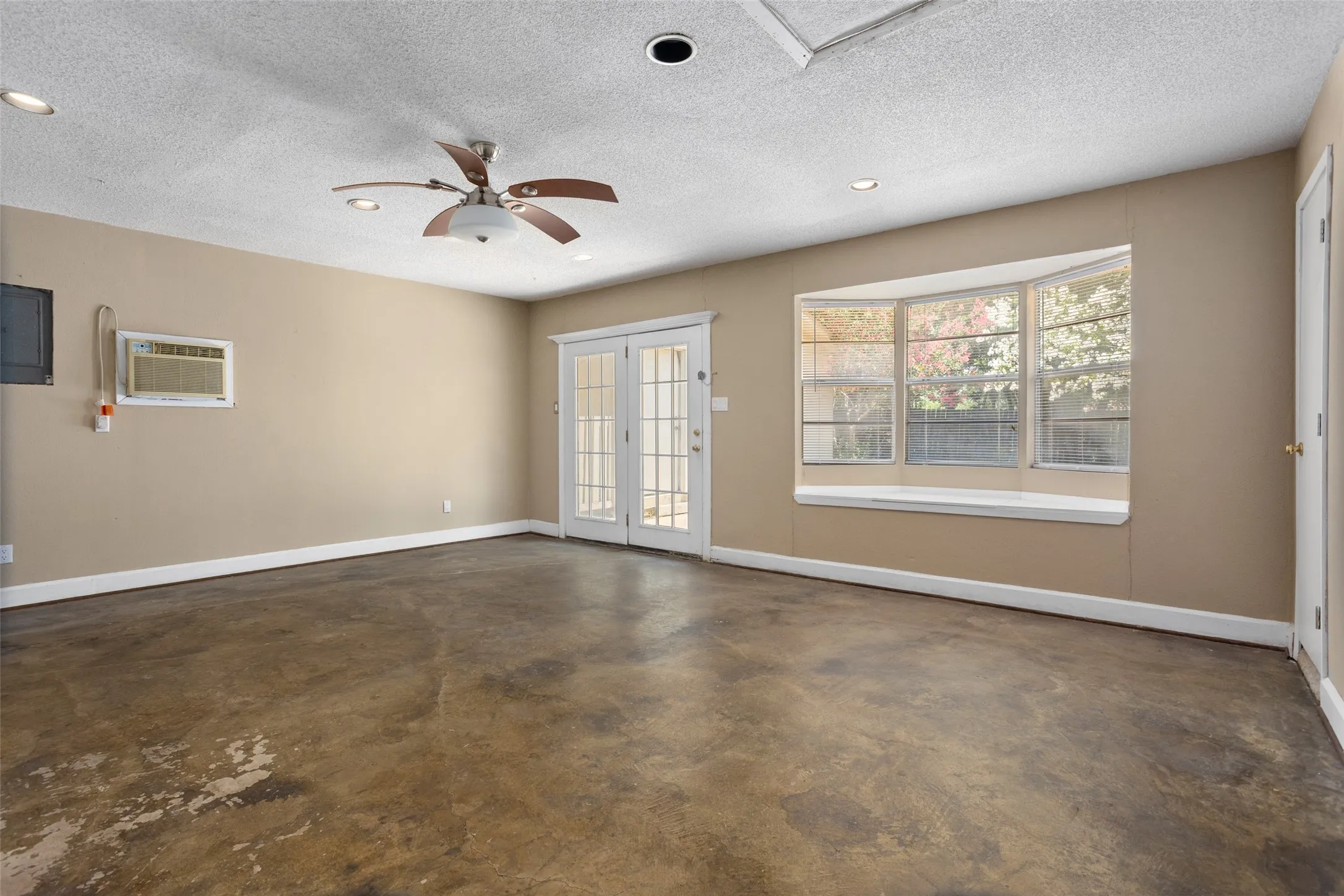 Single Family Residence For Rent in Tarrant County , 6948 Valhalla Road, Fort Worth, Texas 76116, 3 Bedroom, 3 Bathroom, 2 Garage spaces, 1,794 Sqft, built in 1963, mls#21275299, Real Estate Agent in Fort Worth, Homes For Rent in Tarrant county, Homes For Rent in Fort Worth, Realtor in Fort Worth Texas, Real Estate Brokerage Independent Realty Texas, Luminita Cordes Realtor