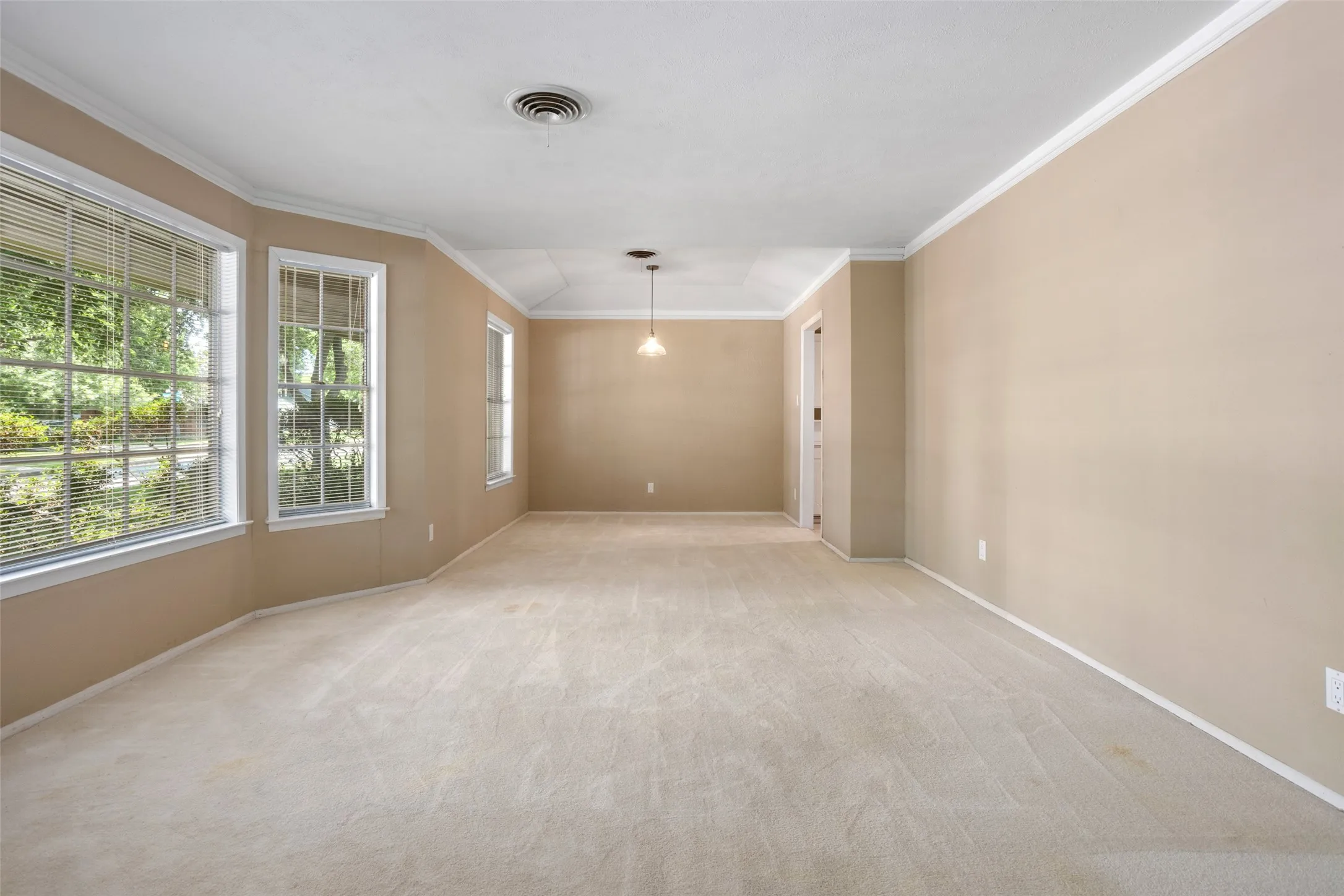 Single Family Residence For Rent in Tarrant County , 6948 Valhalla Road, Fort Worth, Texas 76116, 3 Bedroom, 3 Bathroom, 2 Garage spaces, 1,794 Sqft, built in 1963, mls#21275299, Real Estate Agent in Fort Worth, Homes For Rent in Tarrant county, Homes For Rent in Fort Worth, Realtor in Fort Worth Texas, Real Estate Brokerage Independent Realty Texas, Luminita Cordes Realtor