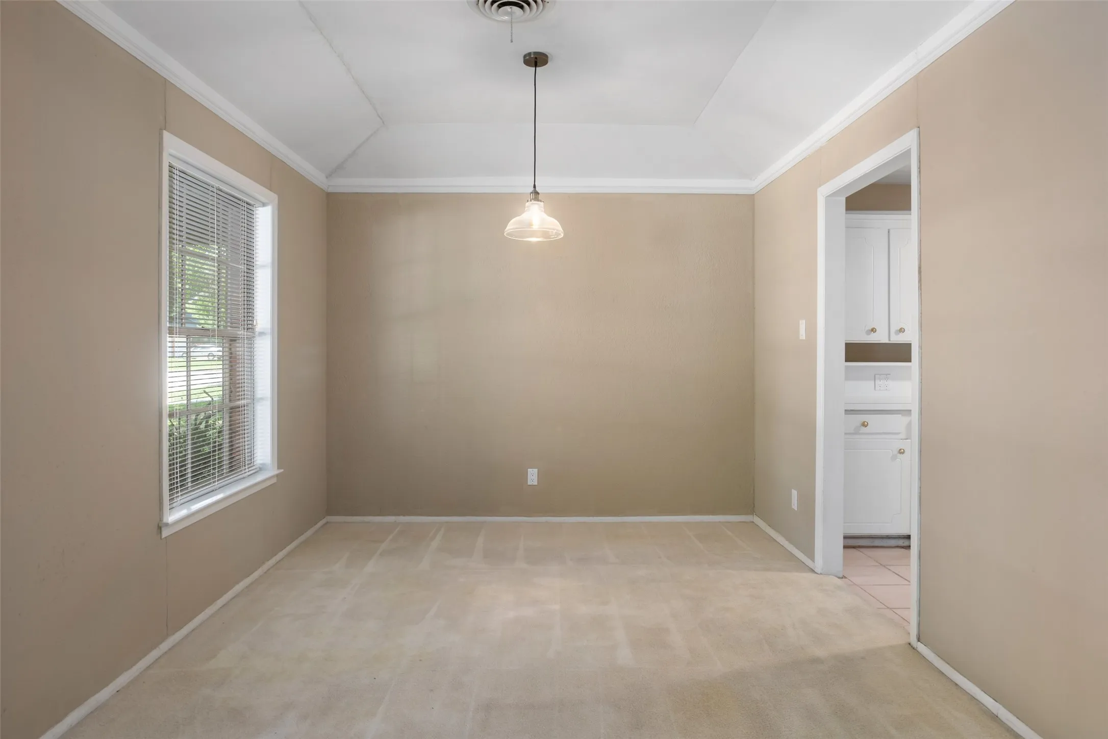 Single Family Residence For Rent in Tarrant County , 6948 Valhalla Road, Fort Worth, Texas 76116, 3 Bedroom, 3 Bathroom, 2 Garage spaces, 1,794 Sqft, built in 1963, mls#21275299, Real Estate Agent in Fort Worth, Homes For Rent in Tarrant county, Homes For Rent in Fort Worth, Realtor in Fort Worth Texas, Real Estate Brokerage Independent Realty Texas, Luminita Cordes Realtor