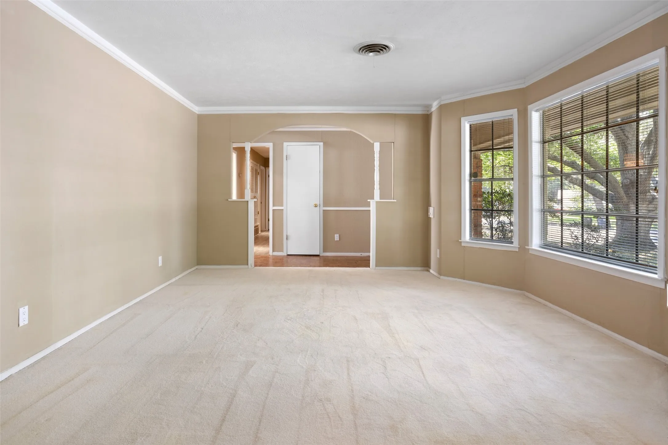 Single Family Residence For Rent in Tarrant County , 6948 Valhalla Road, Fort Worth, Texas 76116, 3 Bedroom, 3 Bathroom, 2 Garage spaces, 1,794 Sqft, built in 1963, mls#21275299, Real Estate Agent in Fort Worth, Homes For Rent in Tarrant county, Homes For Rent in Fort Worth, Realtor in Fort Worth Texas, Real Estate Brokerage Independent Realty Texas, Luminita Cordes Realtor