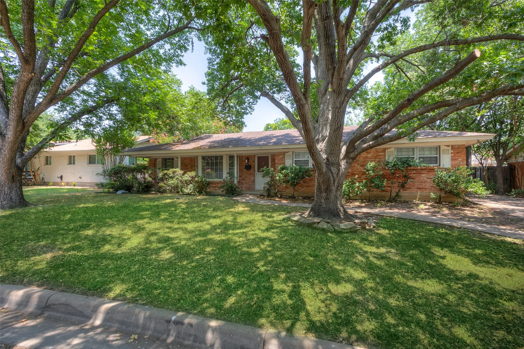 Single Family Residence For Rent in Tarrant County , 6948 Valhalla Road, Fort Worth, Texas 76116, 3 Bedroom, 3 Bathroom, 2 Garage spaces, 1,794 Sqft, built in 1963, mls#21275299, Real Estate Agent in Fort Worth, Homes For Rent in Tarrant county, Homes For Rent in Fort Worth, Realtor in Fort Worth Texas, Real Estate Brokerage Independent Realty Texas, Luminita Cordes Realtor