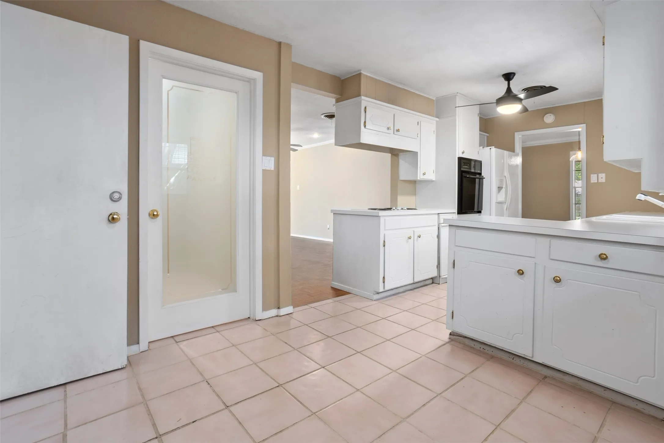 Single Family Residence For Rent in Tarrant County , 6948 Valhalla Road, Fort Worth, Texas 76116, 3 Bedroom, 3 Bathroom, 2 Garage spaces, 1,794 Sqft, built in 1963, mls#21275299, Real Estate Agent in Fort Worth, Homes For Rent in Tarrant county, Homes For Rent in Fort Worth, Realtor in Fort Worth Texas, Real Estate Brokerage Independent Realty Texas, Luminita Cordes Realtor