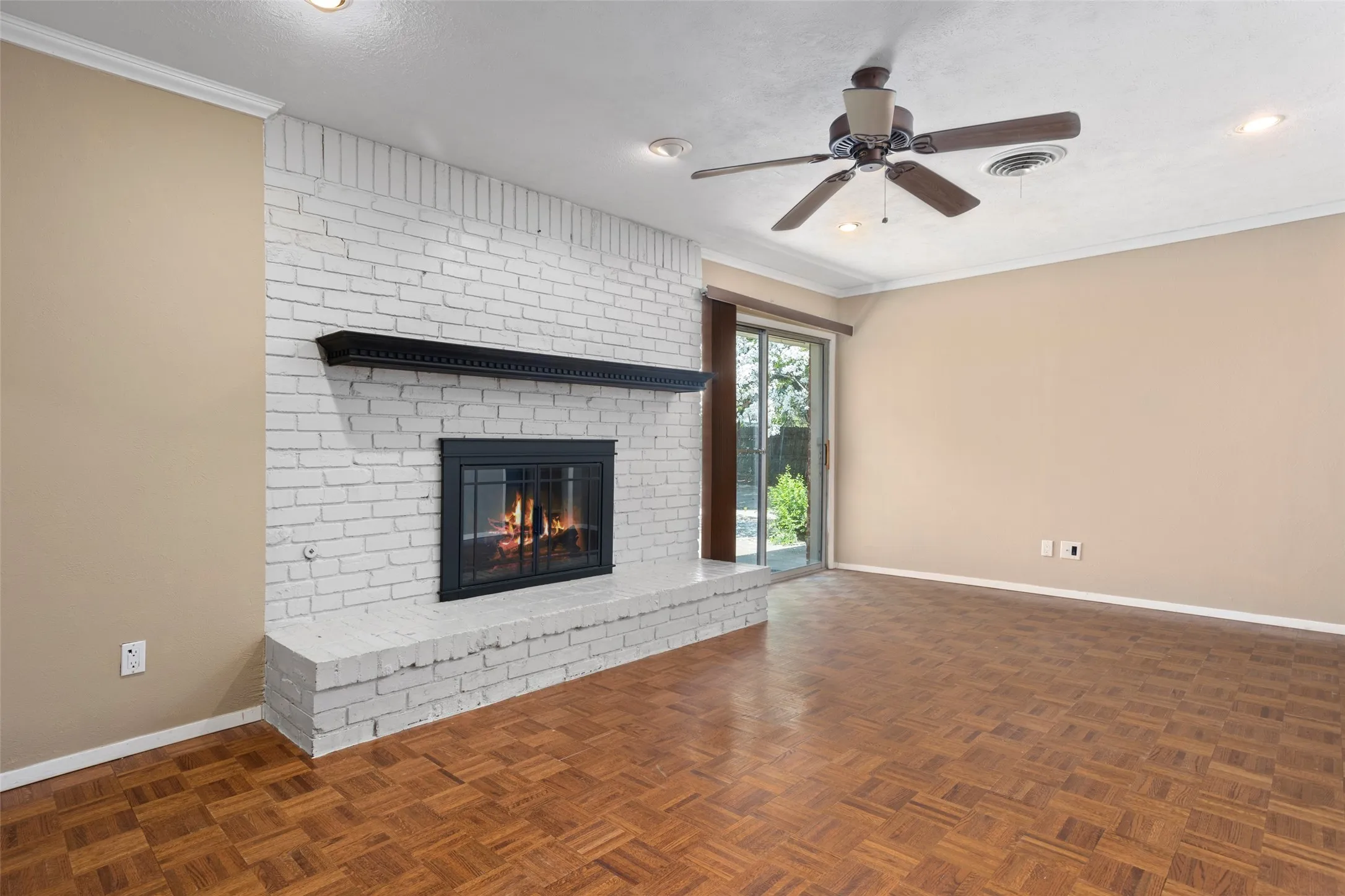 Single Family Residence For Rent in Tarrant County , 6948 Valhalla Road, Fort Worth, Texas 76116, 3 Bedroom, 3 Bathroom, 2 Garage spaces, 1,794 Sqft, built in 1963, mls#21275299, Real Estate Agent in Fort Worth, Homes For Rent in Tarrant county, Homes For Rent in Fort Worth, Realtor in Fort Worth Texas, Real Estate Brokerage Independent Realty Texas, Luminita Cordes Realtor