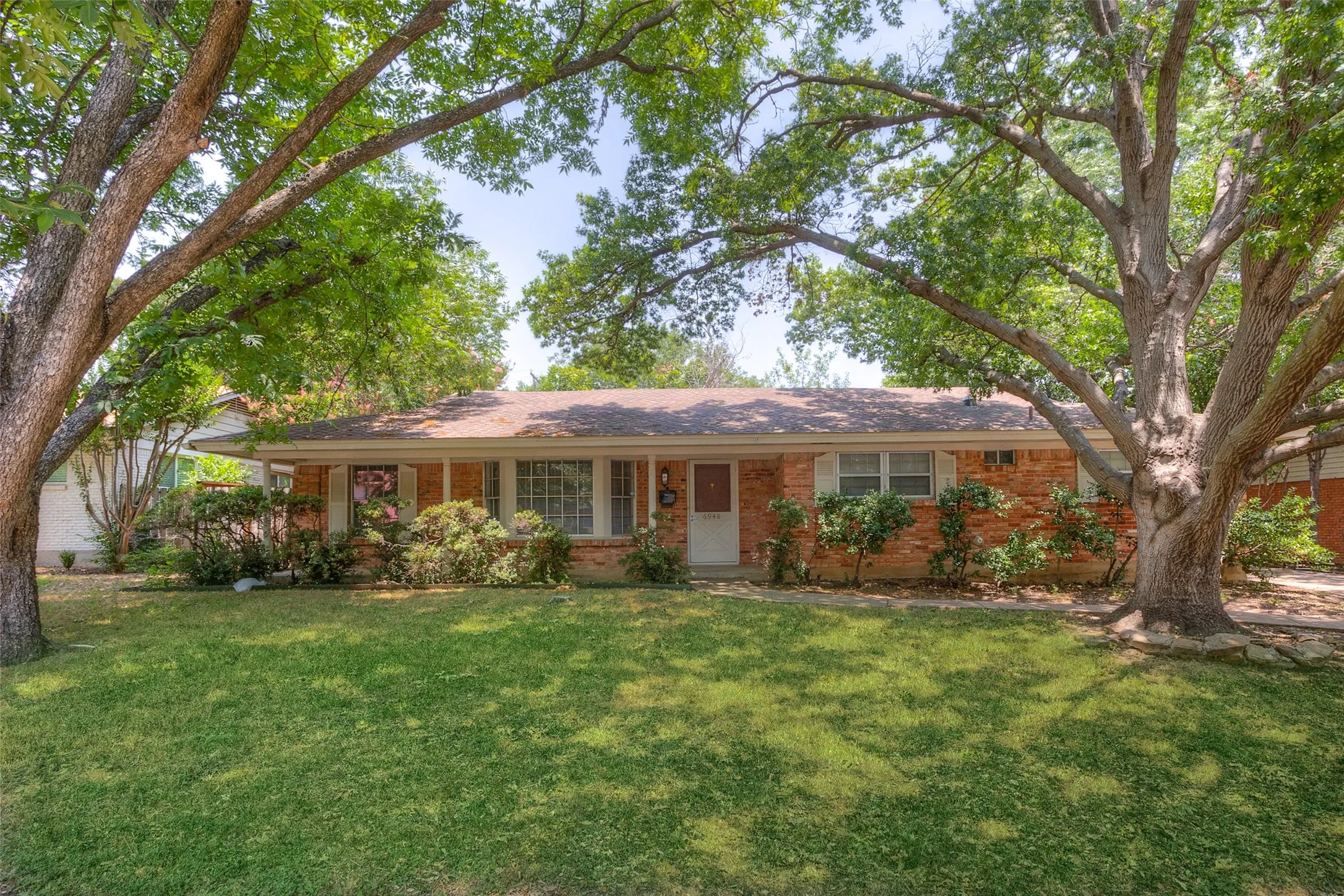 Single Family Residence For Rent in Tarrant County , 6948 Valhalla Road, Fort Worth, Texas 76116, 3 Bedroom, 3 Bathroom, 2 Garage spaces, 1,794 Sqft, built in 1963, mls#21275299, Real Estate Agent in Fort Worth, Homes For Rent in Tarrant county, Homes For Rent in Fort Worth, Realtor in Fort Worth Texas, Real Estate Brokerage Independent Realty Texas, Luminita Cordes Realtor
