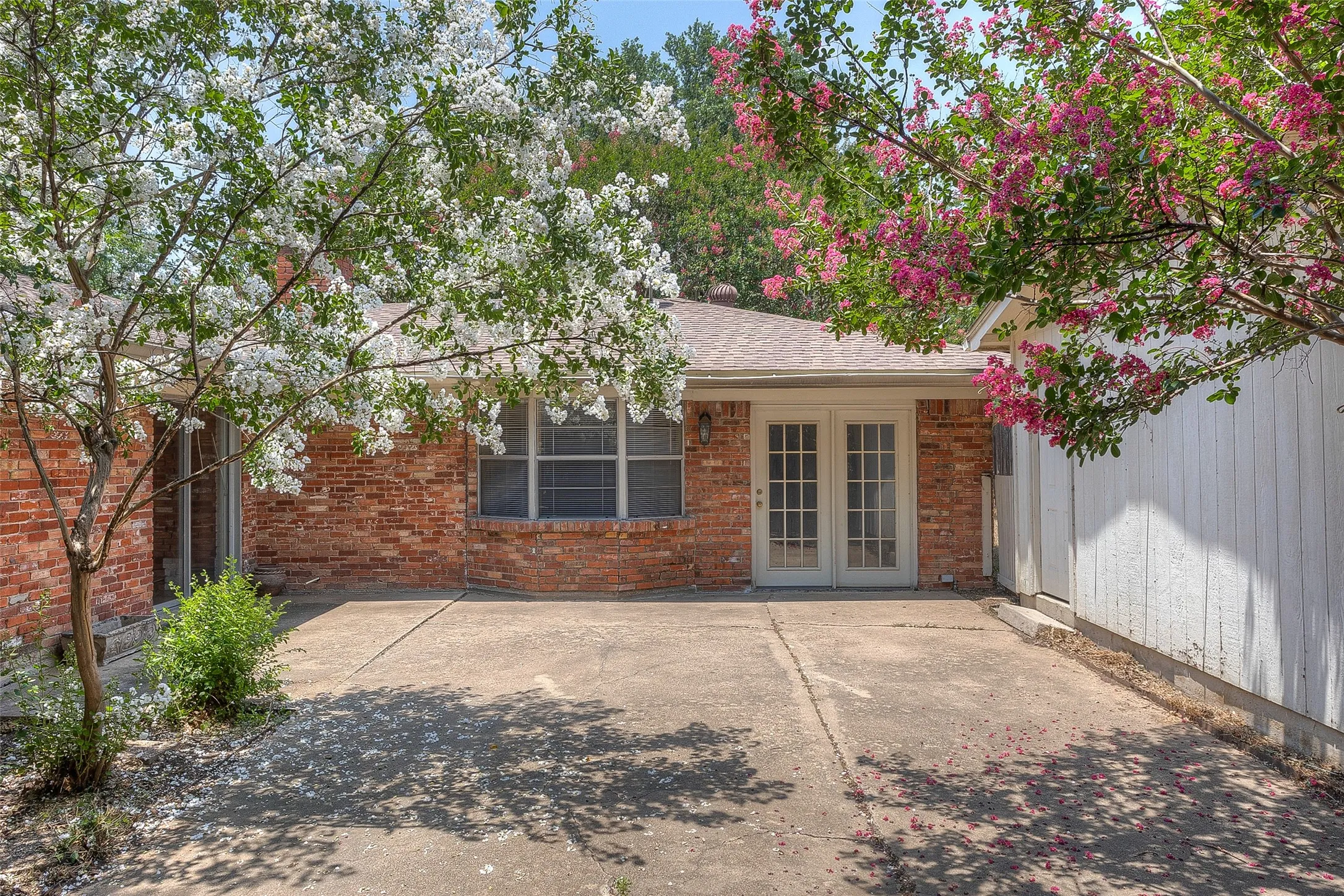 Single Family Residence For Rent in Tarrant County , 6948 Valhalla Road, Fort Worth, Texas 76116, 3 Bedroom, 3 Bathroom, 2 Garage spaces, 1,794 Sqft, built in 1963, mls#21275299, Real Estate Agent in Fort Worth, Homes For Rent in Tarrant county, Homes For Rent in Fort Worth, Realtor in Fort Worth Texas, Real Estate Brokerage Independent Realty Texas, Luminita Cordes Realtor