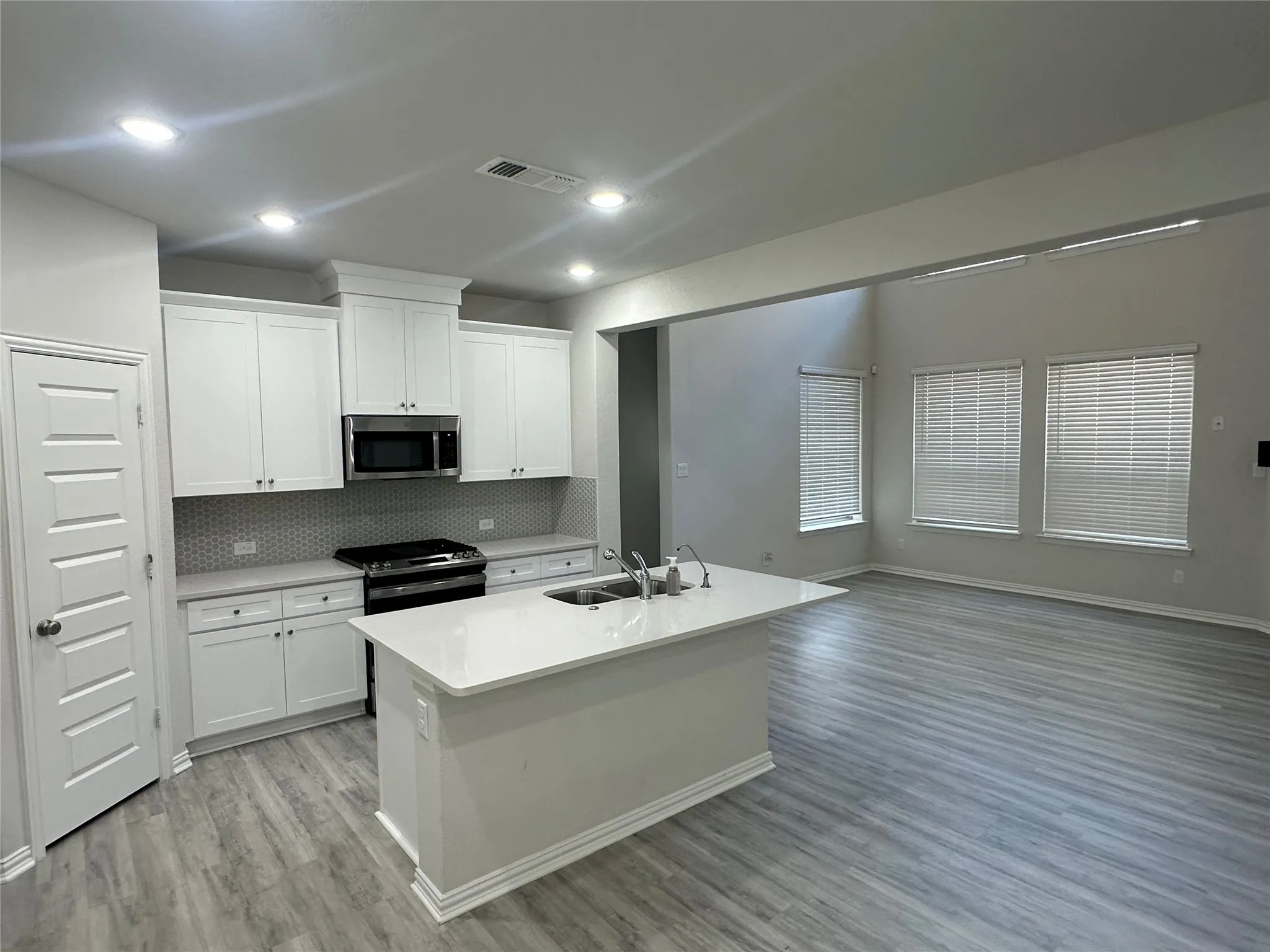 Single Family Residence For Rent in Grayson County , 3918 Talisker Boulevard, Sherman, Texas 75090, 4 Bedroom, 4 Bathroom, 2 Garage spaces, 2,480 Sqft, built in 2023, mls#21280576, Real Estate Agent in Sherman, Homes For Rent in Grayson county, Homes For Rent in Sherman, Realtor in Sherman Texas, Real Estate Brokerage Independent Realty Texas, Luminita Cordes Realtor